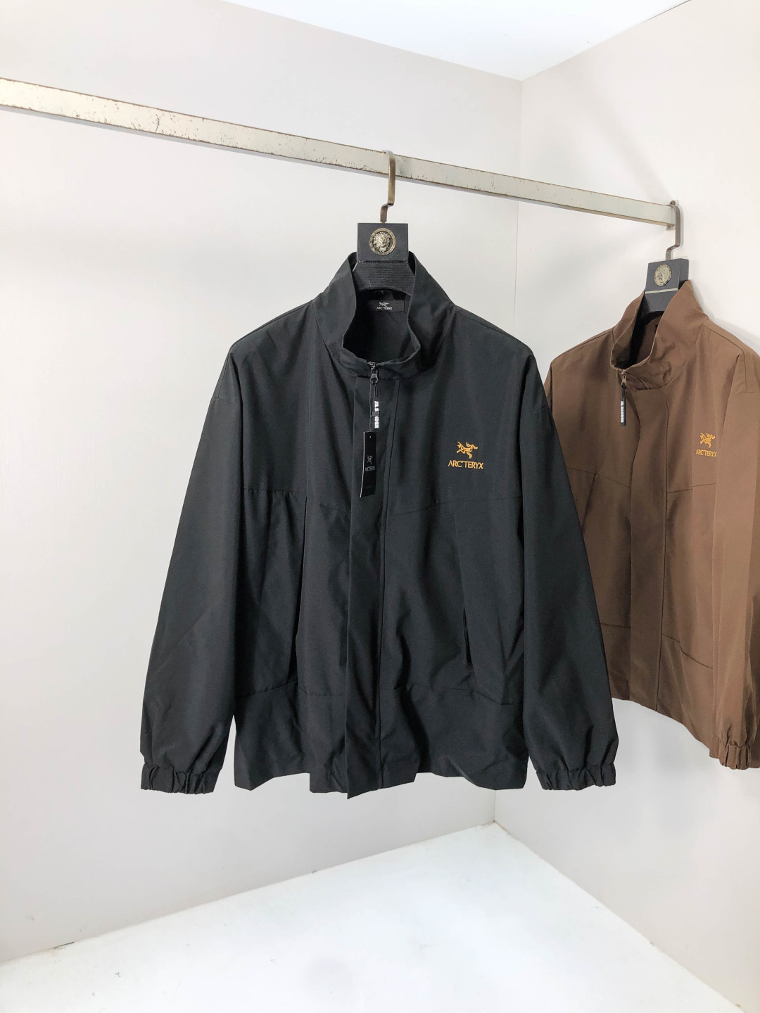 NO:567535,.Archa'teryx.25 new autumn and winter jackets are on sale for casual daily wear!  The upper body modifies the body shape, perfectly integrating fashion aesthetics and new urban business and leisure concepts. The whole body interprets the Italian minimalist, capable and outdoor functional style to the extreme. It is both solemn and harmonious, creating a unique styling item. The overall outline tends to be simple style. 88's rather individual and yuppie detail processing enriches the overall vision. The wardrobe is perfect for business and leisure and has a high attendance rate!  It's something you can meet but can't ask for!  Size s-3XL m wears 175/130,arc'teryx,jackets & coats,jackets & coats,alexander wang19860909.始祖鸟.25秋冬新品发售夹克外套,休闲日常穿搭！上身修饰身形、将时装美学和新都市商务休闲概念完美融合,通体将意式的极简、干练和户外功能性风格极致诠释,亦庄亦谐,塑造出别具一格的造型单品,整体轮廓趋于简约风格,88颇为个性且雅痞的细节处理,丰富了整体视觉.衣橱商务休闲绝佳的高出勤率！可遇而不可求！码数s-3XL m穿175/130,arc'teryx,jackets & coats,jackets & coats,alexander wang,Men's clothing