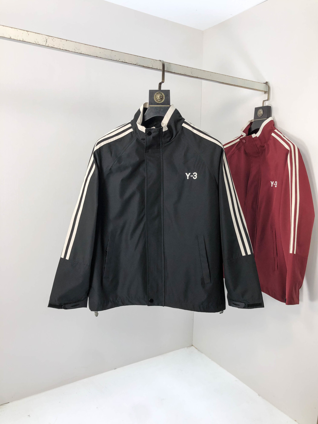 NO:567539,.Y3.25 new autumn and winter jackets are on sale for casual daily wear!  The upper body modifies the body shape, perfectly integrating fashion aesthetics and new urban business and leisure concepts. The whole body interprets the Italian minimalist, capable and outdoor functional style to the extreme. It is both solemn and harmonious, creating a unique styling item. The overall outline tends to be simple style. 88's rather individual and yuppie detail processing enriches the overall vision. The wardrobe is perfect for business and leisure and has a high attendance rate!  It's something you can meet but can't ask for!  Size s-3XL m wears 175/130,,jackets & coats,jackets & coats,alexander wang19860909.Y3.25秋冬新品发售夹克外套,休闲日常穿搭！上身修饰身形、将时装美学和新都市商务休闲概念完美融合,通体将意式的极简、干练和户外功能性风格极致诠释,亦庄亦谐,塑造出别具一格的造型单品,整体轮廓趋于简约风格,88颇为个性且雅痞的细节处理,丰富了整体视觉.衣橱商务休闲绝佳的高出勤率！可遇而不可求！码数s-3XL m穿175/130,,jackets & coats,jackets & coats,alexander wang,Men's clothing