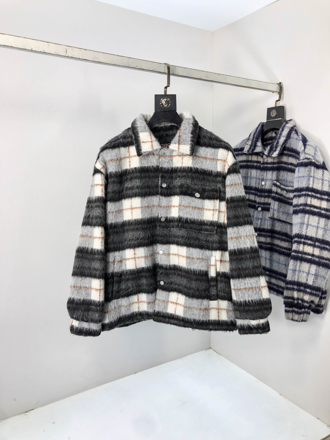 NO:567543,.Burberry. 25 new autumn and winter products are on sale. Jackets and knitted jackets, casual and daily wear!  The upper body modifies the body shape, perfectly integrating fashion aesthetics and new urban business and leisure concepts. The whole body interprets the Italian minimalist, capable and outdoor functional style to the extreme. It is both solemn and harmonious, creating a unique styling item. The overall outline tends to be simple style. 88's rather individual and yuppie detail processing enriches the overall vision. The wardrobe is perfect for business and leisure and has a high attendance rate!  It's something you can meet but can't ask for!  Size m-3XL m wears 175/130,,burberry,jackets & coats,jackets & coats,alexander wang19860909.巴宝莉.25秋冬新品发售夹克针织外套,休闲日常穿搭！上身修饰身形、将时装美学和新都市商务休闲概念完美融合,通体将意式的极简、干练和户外功能性风格极致诠释,亦庄亦谐,塑造出别具一格的造型单品,整体轮廓趋于简约风格,88颇为个性且雅痞的细节处理,丰富了整体视觉.衣橱商务休闲绝佳的高出勤率！可遇而不可求！码数m-3XL m穿175/130,,burberry,jackets & coats,jackets & coats,alexander wang,Men's clothing