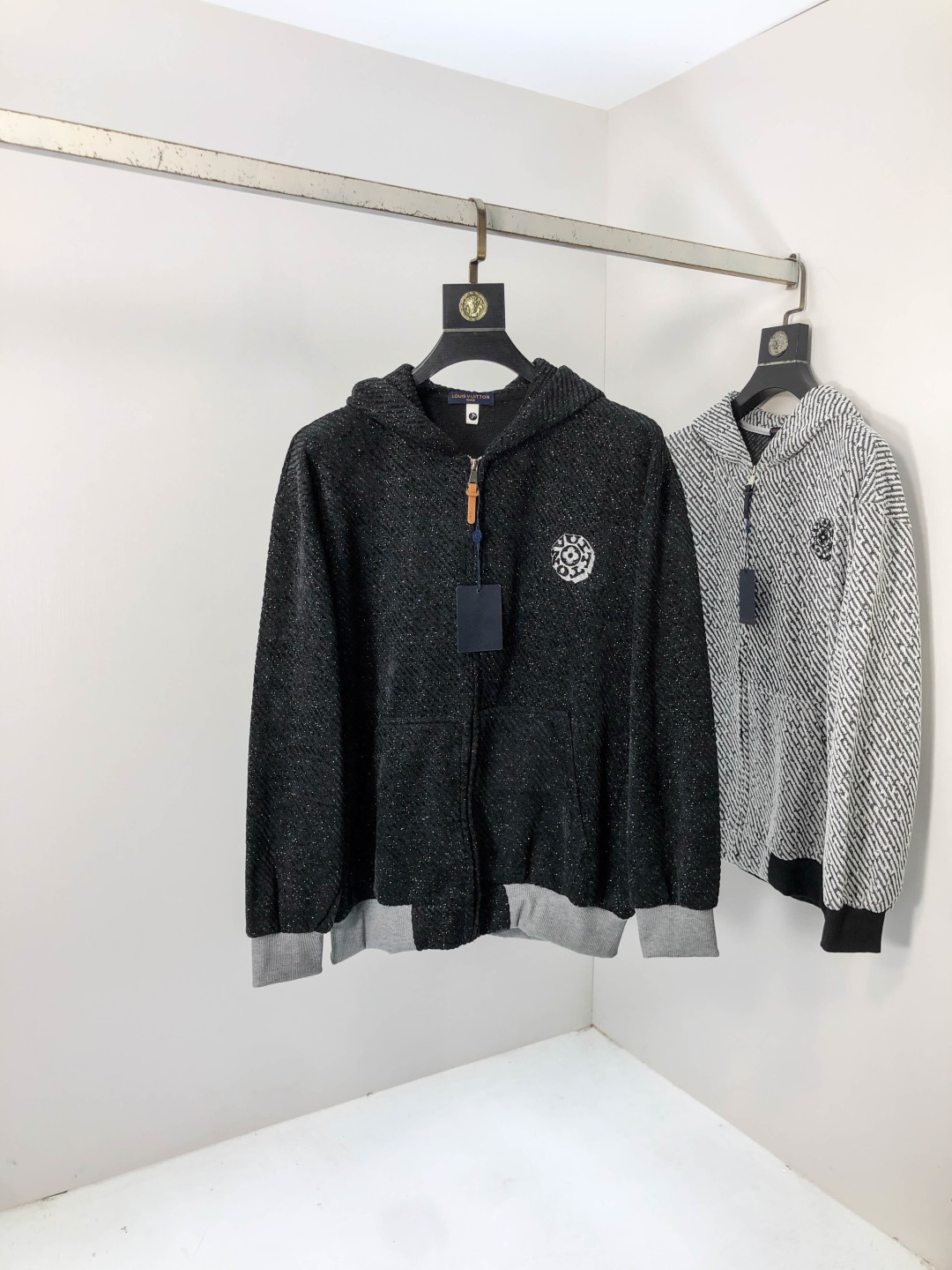 NO:567506,.Lv.25 new autumn/winter jackets and knitted jackets are on sale for casual daily wear!  The upper body modifies the body shape, perfectly integrating fashion aesthetics and new urban business and leisure concepts. The whole body interprets the Italian minimalist, capable and outdoor functional style to the extreme. It is both solemn and harmonious, creating a unique styling item. The overall outline tends to be simple style. 88's rather individual and yuppie detail processing enriches the overall vision. The wardrobe is perfect for business and leisure and has a high attendance rate!  It's something you can meet but can't ask for!  Size m-3XL m wears 175/130,,louis vuitton,jackets & coats,jackets & coats,alexander wang19860909.Lv.25秋冬新品发售夹克针织外套,休闲日常穿搭！上身修饰身形、将时装美学和新都市商务休闲概念完美融合,通体将意式的极简、干练和户外功能性风格极致诠释,亦庄亦谐,塑造出别具一格的造型单品,整体轮廓趋于简约风格,88颇为个性且雅痞的细节处理,丰富了整体视觉.衣橱商务休闲绝佳的高出勤率！可遇而不可求！码数m-3XL m穿175/130,,louis vuitton,jackets & coats,jackets & coats,alexander wang,Men's clothing