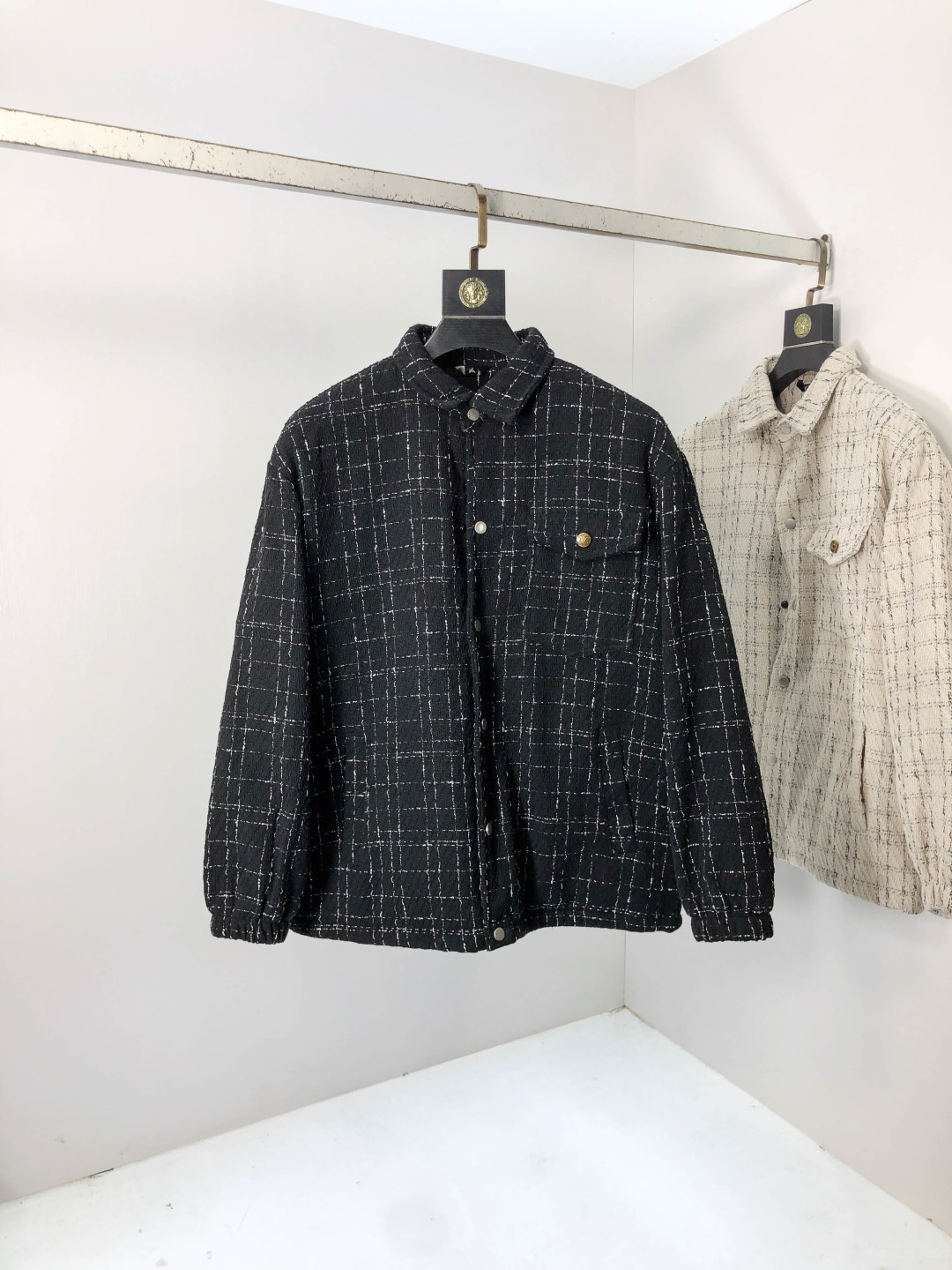 NO:567511,.Céline. 25 autumn and winter new products are on sale, knitted jackets, casual daily wear!  The upper body modifies the body shape, perfectly integrating fashion aesthetics and new urban business and leisure concepts. The whole body interprets the Italian minimalist, capable and outdoor functional style to the extreme. It is both solemn and harmonious, creating a unique styling item. The overall outline tends to be simple style. 88's rather individual and yuppie detail processing enriches the overall vision. The wardrobe is perfect for business and leisure and has a high attendance rate!  It's something you can meet but can't ask for!  Size m-3XL m wears 175/130,,celine,jackets & coats,jackets & coats,alexander wang19860909.赛琳.25秋冬新品发售夹克针织外套,休闲日常穿搭！上身修饰身形、将时装美学和新都市商务休闲概念完美融合,通体将意式的极简、干练和户外功能性风格极致诠释,亦庄亦谐,塑造出别具一格的造型单品,整体轮廓趋于简约风格,88颇为个性且雅痞的细节处理,丰富了整体视觉.衣橱商务休闲绝佳的高出勤率！可遇而不可求！码数m-3XL m穿175/130,,celine,jackets & coats,jackets & coats,alexander wang,Men's clothing