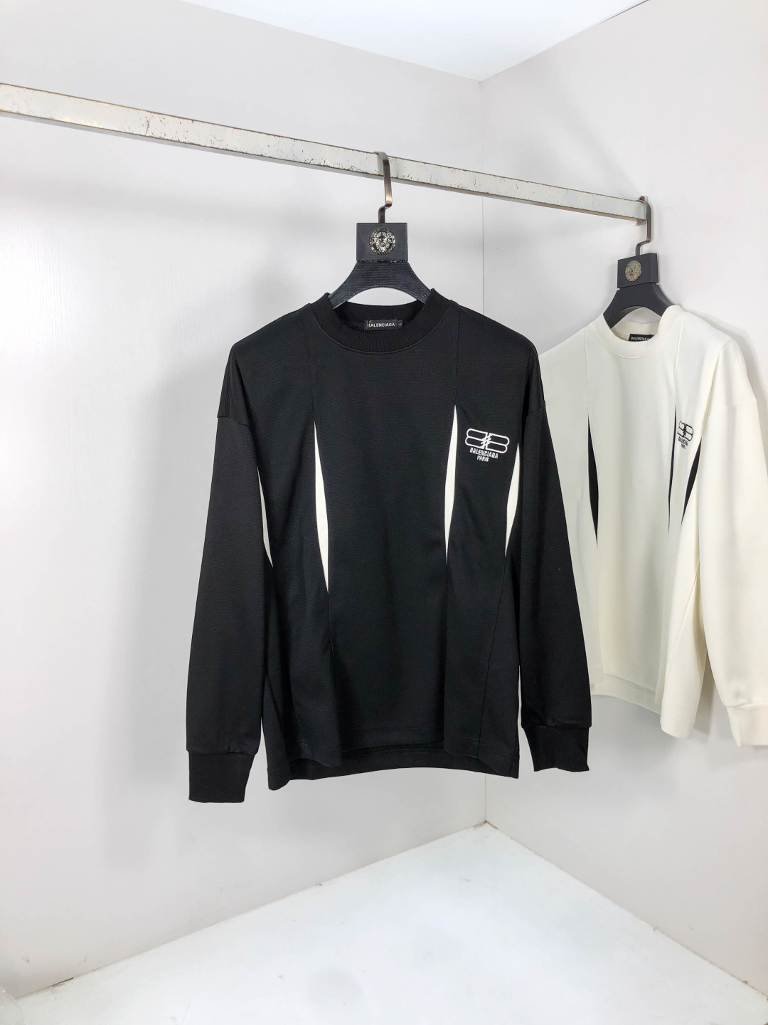 NO:567516,.Balenciaga. 2025 autumn and winter new letter logo knitted cotton sweatshirt T-shirt channel boutique!  Urban series products, made with letter logo elements that are highly luxurious, a must-have style for high-end temperament types, a single product with great accent and charm!  The original customized imported double-sided water-soluble cotton fabric has a comfortable hand feel, the embroidered letter design effect is quite exquisite, fashionable, classic and versatile!  Size M—XXXL.m wears 175/130 pounds,,balenciaga,hoodie,sweatshirts,tees,t-shirt,alexander wang19860909.巴黎世家.2025秋冬新款字母logo针织棉卫衣T恤 渠道精品！都市系列产物,奢华程度满分的字母logo元素打造,高端气质型必入的极品款式,一款极具腔调感与魅力的单品！ 原版定制进口双面水溶棉面料,手感舒适,刺绣字母设计效果相当精致,时尚经典百搭！ 尺码M—XXXL.m穿175/130斤,,balenciaga,hoodie,sweatshirts,tees，t-shirt,alexander wang,Men's clothing