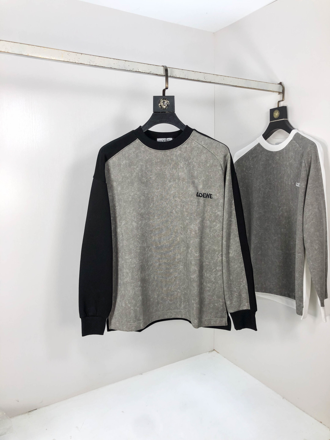 NO:567520,.Loewe. 2025 autumn and winter new letter logo knitted cotton sweatshirt T-shirt channel boutique!  Urban series products, made with letter logo elements that are highly luxurious, a must-have style for high-end temperament types, a single product with a strong sense of style and charm!  The original customized imported double-sided water-soluble cotton fabric has a comfortable hand feel, the embroidered letter design effect is quite exquisite, fashionable, classic and versatile!  Size M—XXXL.m wears 175/130 pounds,,loewe,hoodie,sweatshirts,tees,t-shirt,alexander wang19860909.罗意威.2025秋冬新款字母logo针织棉卫衣T恤 渠道精品！都市系列产物,奢华程度满分的字母logo元素打造,高端气质型必入的极品款式,一款极具腔调感与魅力的单品！ 原版定制进口双面水溶棉面料,手感舒适,刺绣字母设计效果相当精致,时尚经典百搭！ 尺码M—XXXL.m穿175/130斤,,loewe,hoodie,sweatshirts,tees，t-shirt,alexander wang,Men's clothing