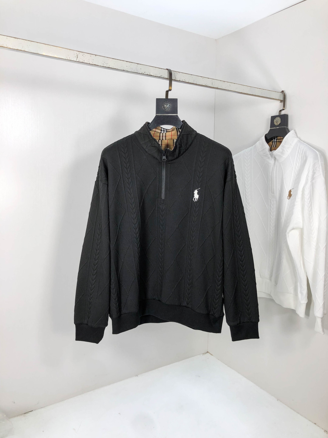 NO:567524,.Ralph Lauren.2025 autumn and winter new letter logo knitted cotton sweatshirt T-shirt channel boutique!  Urban series products, made with letter logo elements that are highly luxurious, a must-have style for high-end temperament types, a single product with a strong sense of style and charm!  The original customized imported double-sided water-soluble cotton fabric has a comfortable hand feel, the embroidered letter design effect is quite exquisite, fashionable, classic and versatile!  Size M—XXXL.m wears 175/130 pounds,,hoodie,sweatshirts,tees,t-shirt,alexander wang19860909.拉夫劳伦.2025秋冬新款字母logo针织棉卫衣T恤 渠道精品！都市系列产物,奢华程度满分的字母logo元素打造,高端气质型必入的极品款式,一款极具腔调感与魅力的单品！ 原版定制进口双面水溶棉面料,手感舒适,刺绣字母设计效果相当精致,时尚经典百搭！ 尺码M—XXXL.m穿175/130斤,,hoodie,sweatshirts,tees，t-shirt,alexander wang,Men's clothing