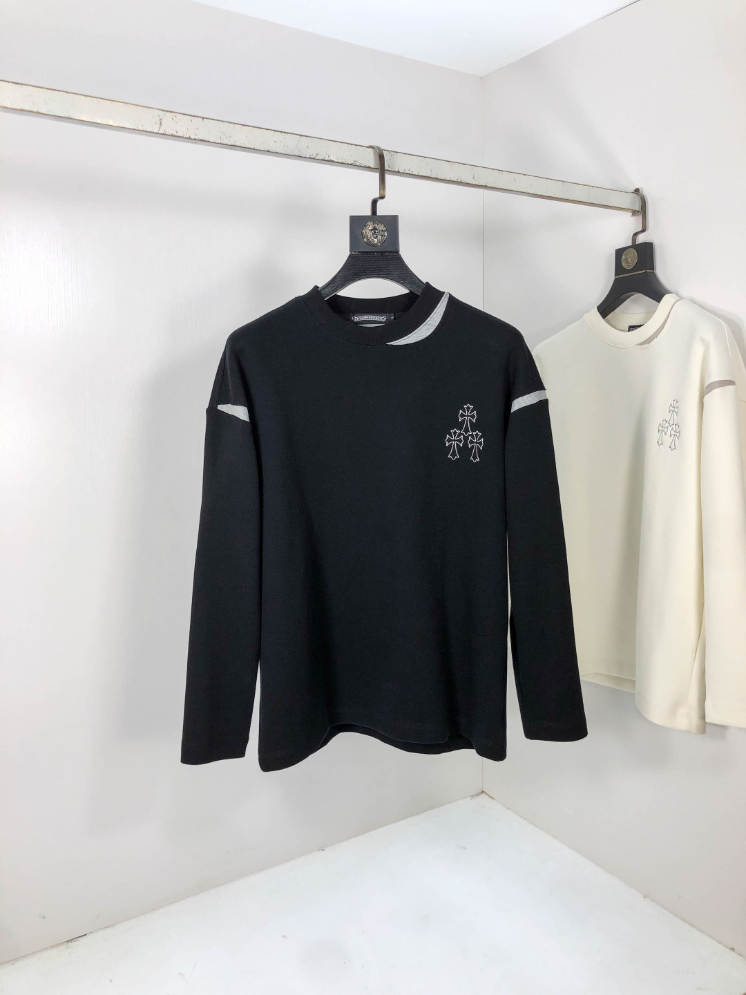 NO:567528,.Croxin. 2025 autumn and winter new letter logo knitted cotton sweatshirt T-shirt channel boutique!  Urban series products, made with letter logo elements that are highly luxurious, a must-have style for high-end temperament types, a single product with a strong sense of style and charm!  The original customized imported double-sided water-soluble cotton fabric has a comfortable hand feel, the embroidered letter design effect is quite exquisite, fashionable, classic and versatile!  Size M—XXXL.m wears 175/130 pounds,,chrome hearts,hoodie,sweatshirts,tees,t-shirt,alexander wang19860909.克罗心.2025秋冬新款字母logo针织棉卫衣T恤 渠道精品！都市系列产物,奢华程度满分的字母logo元素打造,高端气质型必入的极品款式,一款极具腔调感与魅力的单品！ 原版定制进口双面水溶棉面料,手感舒适,刺绣字母设计效果相当精致,时尚经典百搭！ 尺码M—XXXL.m穿175/130斤,,chrome hearts,hoodie,sweatshirts,tees，t-shirt,alexander wang,Men's clothing