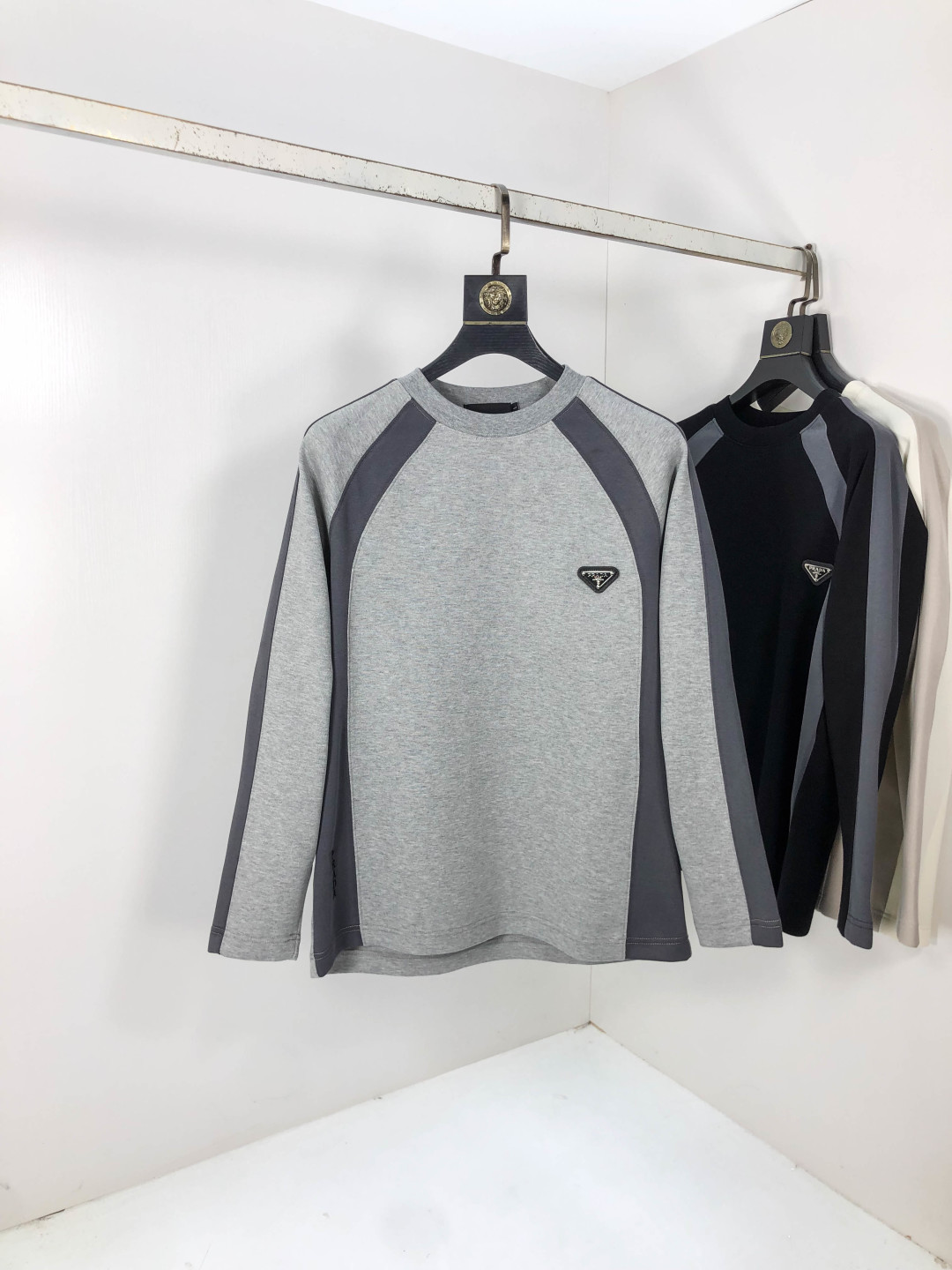 NO:567532,.Prada.2025 autumn and winter new letter logo knitted cotton sweatshirt T-shirt channel boutique!  Urban series products, made with letter logo elements that are highly luxurious, a must-have style for high-end temperament types, a single product with a strong sense of style and charm!  The original customized imported double-sided water-soluble cotton fabric has a comfortable hand feel, the embroidered letter design effect is quite exquisite, fashionable, classic and versatile!  Size M—XXXL.m wears 175/130 pounds, prada, hoodie, sweatshirts, tees, t-shirt, alexander wang19860909.普拉达.2025秋冬新款字母logo针织棉卫衣T恤 渠道精品！都市系列产物,奢华程度满分的字母logo元素打造,高端气质型必入的极品款式,一款极具腔调感与魅力的单品！ 原版定制进口双面水溶棉面料,手感舒适,刺绣字母设计效果相当精致,时尚经典百搭！ 尺码M—XXXL.m穿175/130斤,,prada,hoodie,sweatshirts,tees，t-shirt,alexander wang,Men's clothing