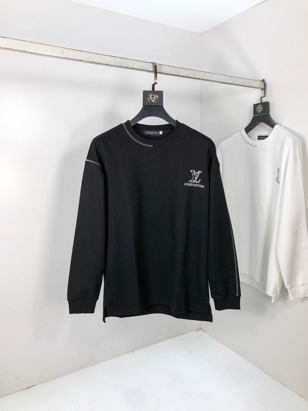 NO:567536,.Lv.2025 autumn and winter new letter logo knitted cotton sweatshirt T-shirt channel boutique!  Urban series products, made with letter logo elements that are highly luxurious, a must-have style for high-end temperament types, a single product with a strong sense of style and charm!  The original customized imported double-sided water-soluble cotton fabric has a comfortable hand feel, the embroidered letter design effect is quite exquisite, fashionable, classic and versatile!  Size M—XXXL.m wears 175/130 pounds,,louis vuitton,hoodie,sweatshirts,tees,t-shirt,alexander wang19860909.Lv.2025秋冬新款字母logo针织棉卫衣T恤 渠道精品！都市系列产物,奢华程度满分的字母logo元素打造,高端气质型必入的极品款式,一款极具腔调感与魅力的单品！ 原版定制进口双面水溶棉面料,手感舒适,刺绣字母设计效果相当精致,时尚经典百搭！ 尺码M—XXXL.m穿175/130斤,,louis vuitton,hoodie,sweatshirts,tees，t-shirt,alexander wang,Men's clothing