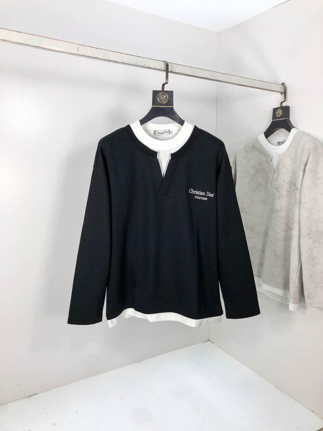 NO:567540,.Dior.2025 new autumn and winter letter logo knitted cotton sweatshirt T-shirt channel boutique!  Urban series products, made with letter logo elements that are highly luxurious, a must-have style for high-end temperament types, a single product with great accent and charm!  The original customized imported double-sided water-soluble cotton fabric has a comfortable hand feel, the embroidered letter design effect is quite exquisite, fashionable, classic and versatile!  Size M—XXXL.m wears 175/130 pounds, dior, hoodie, sweatshirts, tees, t-shirt, alexander wang19860909.Dior.2025秋冬新款字母logo针织棉卫衣T恤 渠道精品！都市系列产物,奢华程度满分的字母logo元素打造,高端气质型必入的极品款式,一款极具腔调感与魅力的单品！ 原版定制进口双面水溶棉面料,手感舒适,刺绣字母设计效果相当精致,时尚经典百搭！ 尺码M—XXXL.m穿175/130斤,,dior,hoodie,sweatshirts,tees，t-shirt,alexander wang,Men's clothing