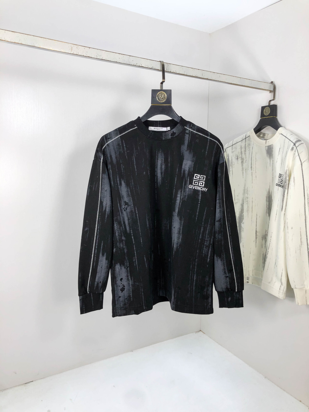 NO:567544,.Givenchy. 2025 autumn and winter new letter logo knitted cotton sweatshirt T-shirt channel boutique!  Urban series products, made with letter logo elements that are highly luxurious, a must-have style for high-end temperament types, a single product with great accent and charm!  The original customized imported double-sided water-soluble cotton fabric has a comfortable hand feel, the embroidered letter design effect is quite exquisite, fashionable, classic and versatile!  Size M—XXXL.m wears 175/130 pounds,,givenchy,hoodie,sweatshirts,tees,t-shirt,alexander wang19860909.纪梵希.2025秋冬新款字母logo针织棉卫衣T恤 渠道精品！都市系列产物,奢华程度满分的字母logo元素打造,高端气质型必入的极品款式,一款极具腔调感与魅力的单品！ 原版定制进口双面水溶棉面料,手感舒适,刺绣字母设计效果相当精致,时尚经典百搭！ 尺码M—XXXL.m穿175/130斤,,givenchy,hoodie,sweatshirts,tees，t-shirt,alexander wang,Men's clothing