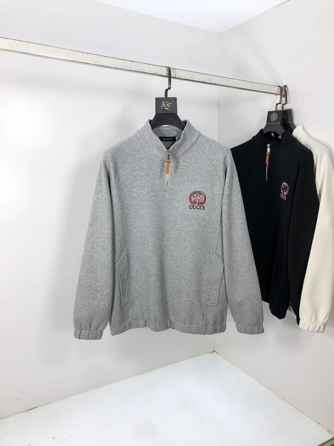 NO:567547,.Gucci.2025 new autumn and winter letter logo knitted cotton sweatshirt T-shirt channel boutique!  Urban series products, made with letter logo elements that are highly luxurious, a must-have style for high-end temperament types, a single product with great accent and charm!  The original customized imported double-sided water-soluble cotton fabric has a comfortable hand feel, the embroidered letter design effect is quite exquisite, fashionable, classic and versatile!  Size M—XXXL.m wears 175/130 pounds,,gucci,hoodie,sweatshirts,tees,t-shirt,alexander wang19860909.Gucci.2025秋冬新款字母logo针织棉卫衣T恤 渠道精品！都市系列产物,奢华程度满分的字母logo元素打造,高端气质型必入的极品款式,一款极具腔调感与魅力的单品！ 原版定制进口双面水溶棉面料,手感舒适,刺绣字母设计效果相当精致,时尚经典百搭！ 尺码M—XXXL.m穿175/130斤,,gucci,hoodie,sweatshirts,tees，t-shirt,alexander wang,Men's clothing