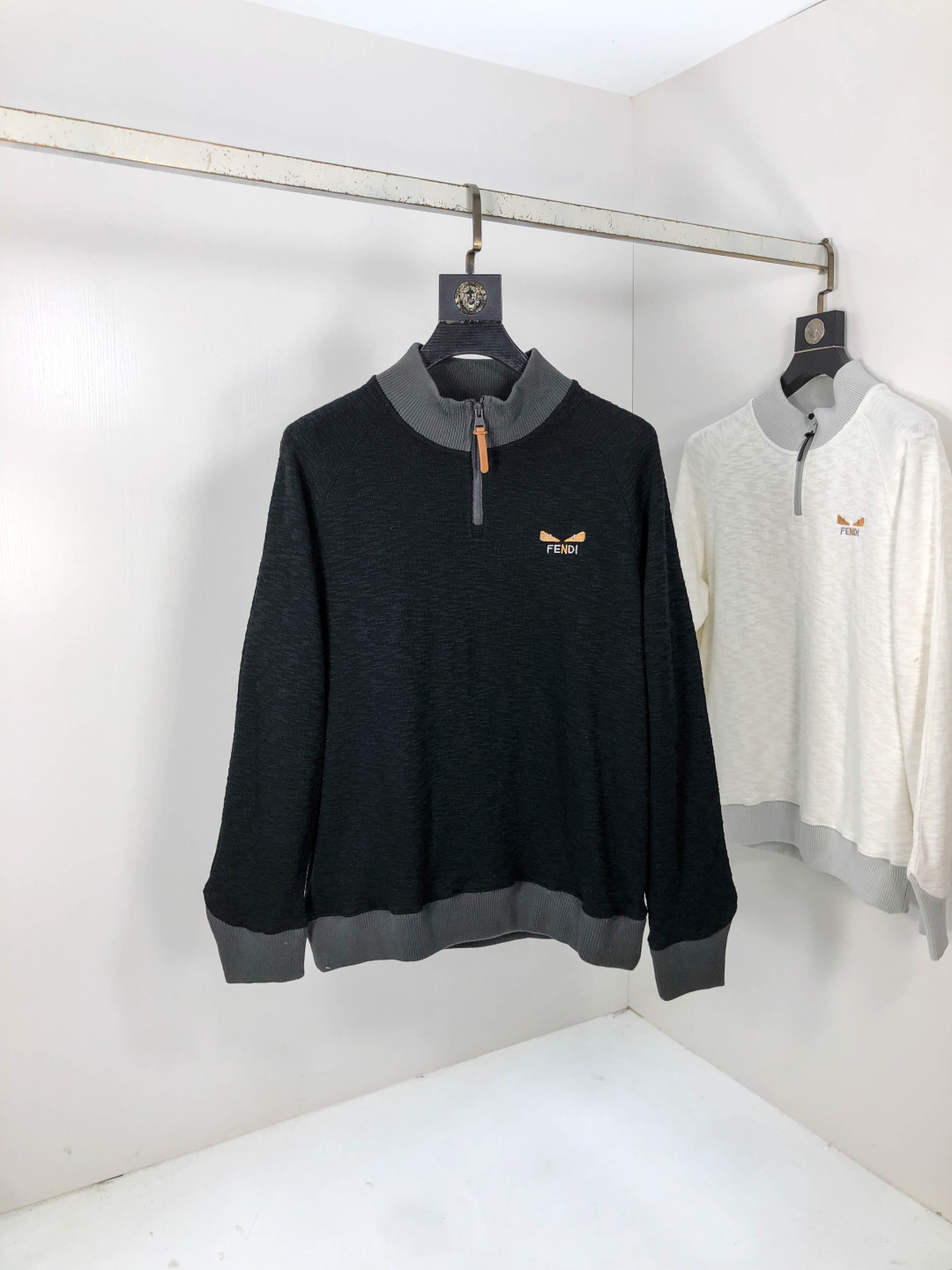 NO:567552,.FENDI.2025 autumn and winter new letter logo knitted cotton sweatshirt T-shirt channel boutique!  Urban series products, made with letter logo elements that are highly luxurious, a must-have style for high-end temperament types, a single product with a strong sense of style and charm!  The original customized imported double-sided water-soluble cotton fabric has a comfortable hand feel, the embroidered letter design effect is quite exquisite, fashionable, classic and versatile!  Size M—XXXL.m wears 175/130 pounds, fendi, hoodie, sweatshirts, tees, t-shirt, alexander wang19860909.芬迪.2025秋冬新款字母logo针织棉卫衣T恤 渠道精品！都市系列产物,奢华程度满分的字母logo元素打造,高端气质型必入的极品款式,一款极具腔调感与魅力的单品！ 原版定制进口双面水溶棉面料,手感舒适,刺绣字母设计效果相当精致,时尚经典百搭！ 尺码M—XXXL.m穿175/130斤,,fendi,hoodie,sweatshirts,tees，t-shirt,alexander wang,Men's clothing