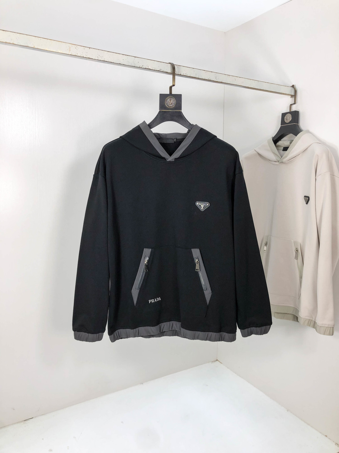 NO:567557,.Prada.2025 autumn and winter new letter logo knitted cotton sweatshirt T-shirt channel boutique!  Urban series products, made with letter logo elements that are highly luxurious, a must-have style for high-end temperament types, a single product with a strong sense of style and charm!  The original customized imported double-sided water-soluble cotton fabric has a comfortable hand feel, the embroidered letter design effect is quite exquisite, fashionable, classic and versatile!  Size M—XXXL.m wears 175/130 pounds, prada, hoodie, sweatshirts, tees, t-shirt, alexander wang19860909.普拉达.2025秋冬新款字母logo针织棉卫衣T恤 渠道精品！都市系列产物,奢华程度满分的字母logo元素打造,高端气质型必入的极品款式,一款极具腔调感与魅力的单品！ 原版定制进口双面水溶棉面料,手感舒适,刺绣字母设计效果相当精致,时尚经典百搭！ 尺码M—XXXL.m穿175/130斤,,prada,hoodie,sweatshirts,tees，t-shirt,alexander wang,Men's clothing