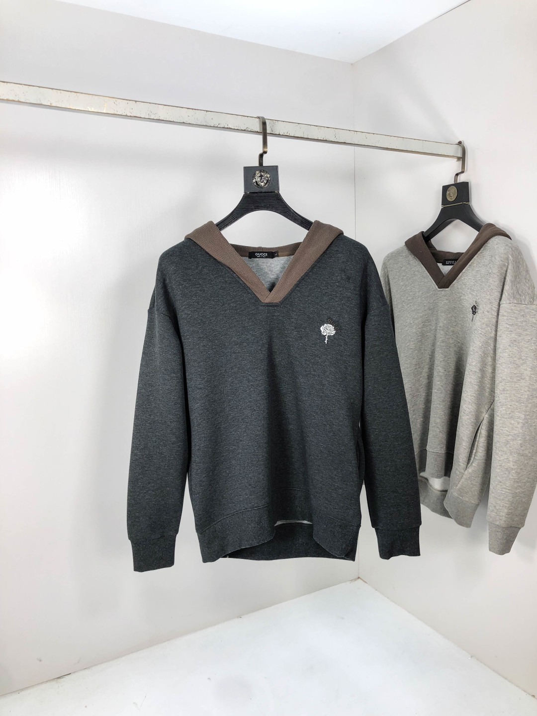 NO:567562,.Gucci.2025 new autumn and winter letter logo knitted cotton sweatshirt T-shirt channel boutique!  Urban series products, made with letter logo elements that are highly luxurious, a must-have style for high-end temperament types, a single product with great accent and charm!  The original customized imported double-sided water-soluble cotton fabric has a comfortable hand feel, the embroidered letter design effect is quite exquisite, fashionable, classic and versatile!  Size M—XXXL.m wears 175/130 pounds,,gucci,hoodie,sweatshirts,tees,t-shirt,alexander wang19860909.Gucci.2025秋冬新款字母logo针织棉卫衣T恤 渠道精品！都市系列产物,奢华程度满分的字母logo元素打造,高端气质型必入的极品款式,一款极具腔调感与魅力的单品！ 原版定制进口双面水溶棉面料,手感舒适,刺绣字母设计效果相当精致,时尚经典百搭！ 尺码M—XXXL.m穿175/130斤,,gucci,hoodie,sweatshirts,tees，t-shirt,alexander wang,Men's clothing