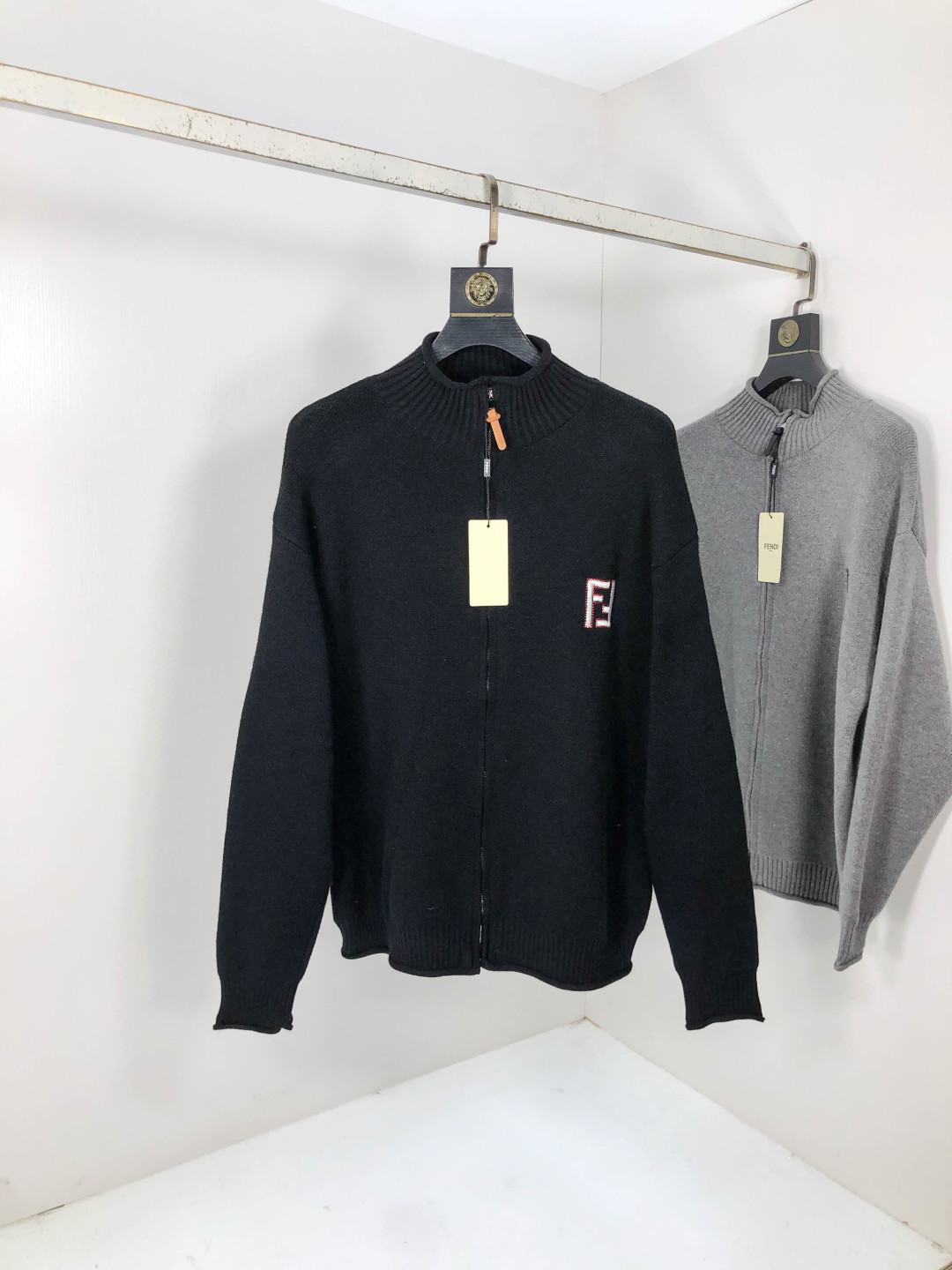 NO:567568,. Fendi. 2025 autumn and winter new letter logo knitted sweater jacket. Channel boutique!  Urban series products, made with letter logo elements that are highly luxurious, a must-have style for high-end temperament types, a single product with great accent and charm!  Original custom-made imported knitted cotton fabric, comfortable to the touch, exquisite embroidered letter design, fashionable, classic and versatile!  Size M—XXXL.m wears 175/130 pounds,,fendi,jackets & coats,sweaters,alexander wang19860909.芬迪.2025秋冬新款字母logo针织毛衣外套.渠道精品！都市系列产物,奢华程度满分的字母logo元素打造,高端气质型必入的极品款式,一款极具腔调感与魅力的单品！ 原版定制进口针织棉面料,手感舒适,刺绣字母设计效果相当精致,时尚经典百搭！ 尺码M—XXXL.m穿175/130斤,,fendi,jackets & coats,sweaters,alexander wang,Men's clothing