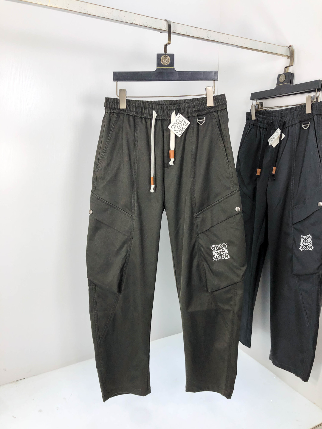 NO:567580,. Loewe. 2025 new autumn and winter casual overalls. Fashionable and casual. Casual version. Micro-elastic fabric. The fabric is comfortable and soft. It breaks the feel of conventional denim fabrics. It is not stuffy and has excellent comfort. It is casual and versatile. It does not deform after long-term washing. The upper body effect is excellent. Generous and elegant tailoring. The design is constantly innovating but always maintains a noble and elegant style and taste. It interprets fashionable charm. Fashionable and casual products. Counter size 29-36,, loewe, alexander wang19860909.罗意威.2025秋冬季新款休闲工装裤 时尚休闲 休闲版型 微弹力面料 面料舒适柔软,突破常规牛仔的面料手感,不闷热,舒适感极佳.随意百搭 久洗不变形 上身效果极佳.大方优雅的剪裁,设计不断创新却始终保持着高贵优雅的风格和品位 演绎时尚魅惑 时尚休闲佳品 专柜码数29-36,,loewe,alexander wang,Men's clothing