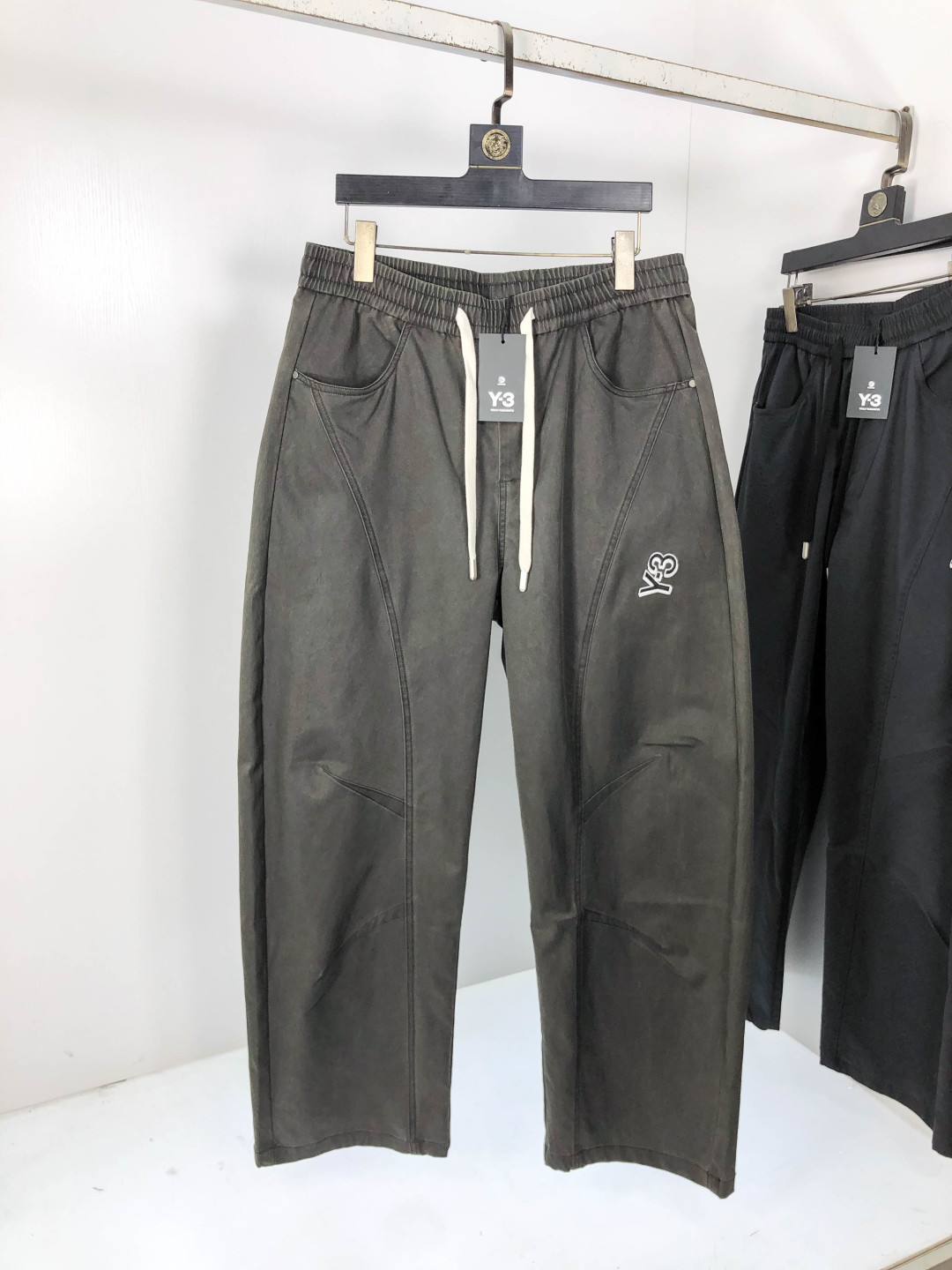 NO:567586,.Y3.2025 new autumn and winter casual overalls, fashionable and casual, casual version, micro-elastic fabric, the fabric is comfortable and soft, breaking through the conventional denim fabric feel, not stuffy, and very comfortable. Casual and versatile, long-term washing will not deform, the upper body effect is excellent. Generous and elegant tailoring, the design is constantly innovating but always maintains a noble and elegant style and taste, interpreting fashion charm, fashionable and casual products, counter size 29-36,, alexander wang19860909.Y3.2025秋冬季新款休闲工装裤 时尚休闲 休闲版型 微弹力面料 面料舒适柔软,突破常规牛仔的面料手感,不闷热,舒适感极佳.随意百搭 久洗不变形 上身效果极佳.大方优雅的剪裁,设计不断创新却始终保持着高贵优雅的风格和品位 演绎时尚魅惑 时尚休闲佳品 专柜码数29-36,,alexander wang,Men's clothing