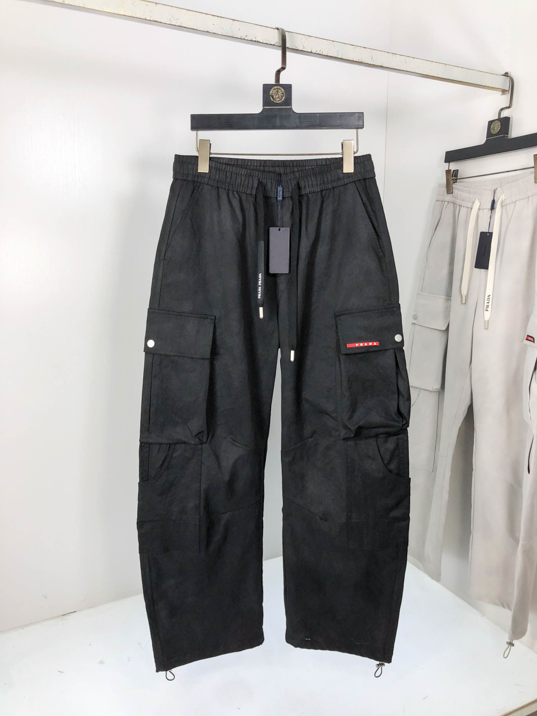 NO:567592,.Prada. 2025 new autumn and winter casual overalls. Fashionable and casual. Casual version. Micro-elastic fabric. The fabric is comfortable and soft. It breaks the feel of conventional denim fabrics. It is not stuffy and has excellent comfort. It is casual and versatile. It does not deform after long-term washing. The upper body effect is excellent. Generous and elegant tailoring. The design is constantly innovating but always maintains a noble and elegant style and taste. It interprets fashionable charm. Fashionable and casual products. Counter size 29-36,, prada, alexander wang19860909.普拉达.2025秋冬季新款休闲工装裤 时尚休闲 休闲版型 微弹力面料 面料舒适柔软,突破常规牛仔的面料手感,不闷热,舒适感极佳.随意百搭 久洗不变形 上身效果极佳.大方优雅的剪裁,设计不断创新却始终保持着高贵优雅的风格和品位 演绎时尚魅惑 时尚休闲佳品 专柜码数29-36,,prada,alexander wang,Men's clothing