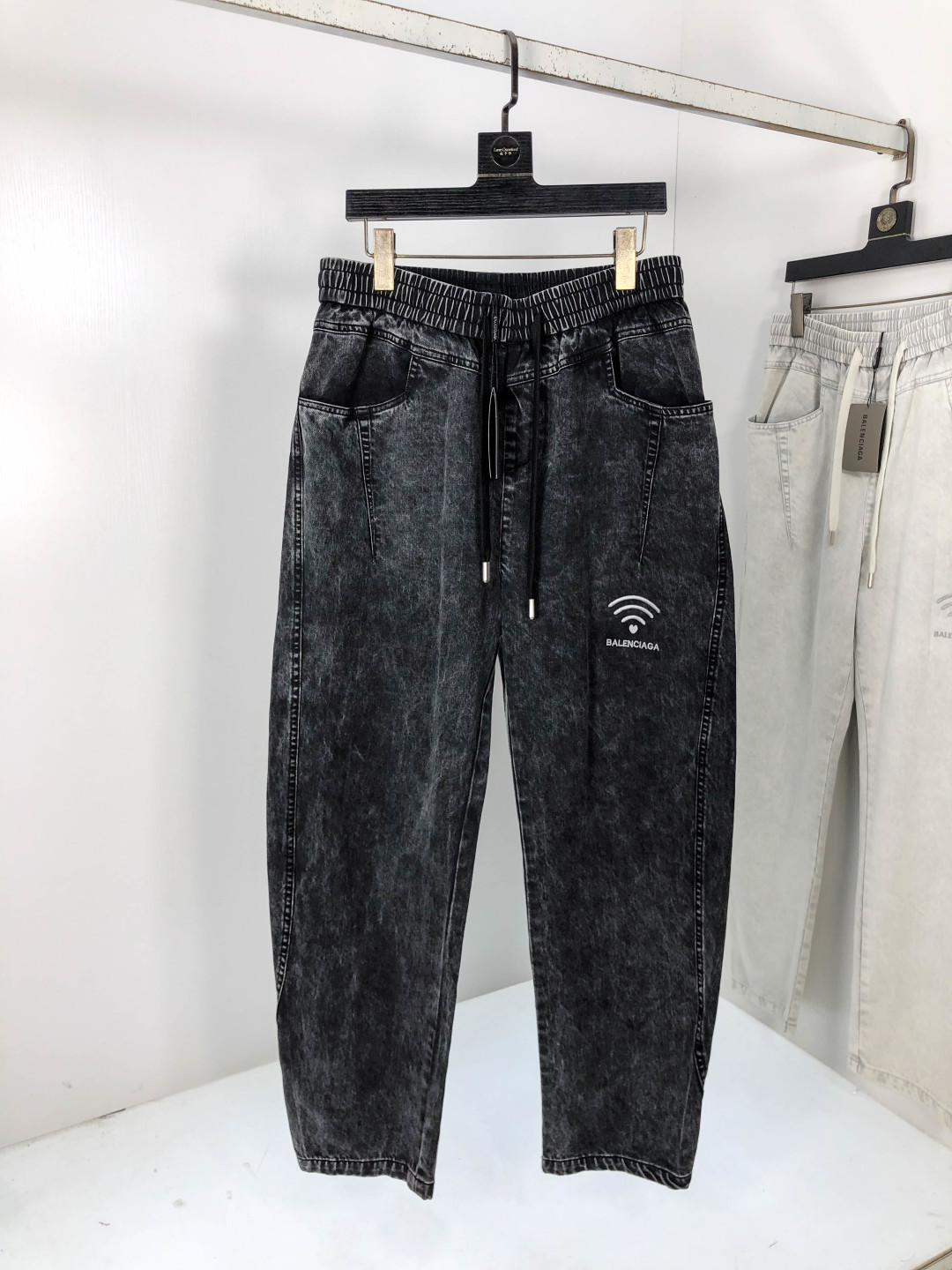 NO:567599,. Balenciaga. 2025 autumn and winter new casual work jeans, fashionable and casual, casual version, micro-elastic fabric. The fabric is comfortable and soft, breaking the fabric feel of conventional denim. It is not stuffy and has excellent comfort. It is casual and versatile. It does not deform after long-term washing. The upper body effect is excellent. Generous and elegant tailoring, the design is constantly innovating but always maintains a noble and elegant style and taste. It interprets fashionable charm. Fashionable and casual products. Counter size 29-36,,balenciaga,jeans,alexander  wang19860909.巴黎世家.2025秋冬季新款休闲工装牛仔裤 时尚休闲 休闲版型 微弹力面料 面料舒适柔软,突破常规牛仔的面料手感,不闷热,舒适感极佳.随意百搭 久洗不变形 上身效果极佳.大方优雅的剪裁,设计不断创新却始终保持着高贵优雅的风格和品位 演绎时尚魅惑 时尚休闲佳品 专柜码数29-36,,balenciaga,jeans,alexander wang,Men's clothing