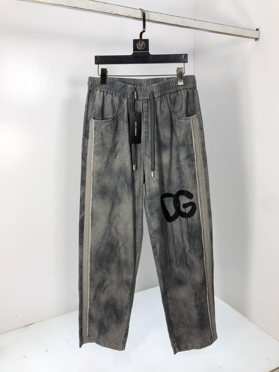 NO:567553,.D&G.2025 new autumn and winter casual overalls, fashionable and casual, casual version, micro-elastic fabric, the fabric is comfortable and soft, breaking the feel of conventional denim fabrics, not stuffy, and very comfortable. Casual and versatile, long-term washing will not deform, and the upper body effect is excellent. Generous and elegant tailoring, the design is constantly innovating but always maintains a noble and elegant style and taste, interpreting fashion charm, fashionable and casual products, counter size 29-36,, Dolce&Gabbana, alexander  wang19860909.D&G.2025秋冬季新款休闲工装裤 时尚休闲 休闲版型 微弹力面料 面料舒适柔软,突破常规牛仔的面料手感,不闷热,舒适感极佳.随意百搭 久洗不变形 上身效果极佳.大方优雅的剪裁,设计不断创新却始终保持着高贵优雅的风格和品位 演绎时尚魅惑 时尚休闲佳品 专柜码数29-36,,Dolce&Gabbana,alexander wang,Men's clothing