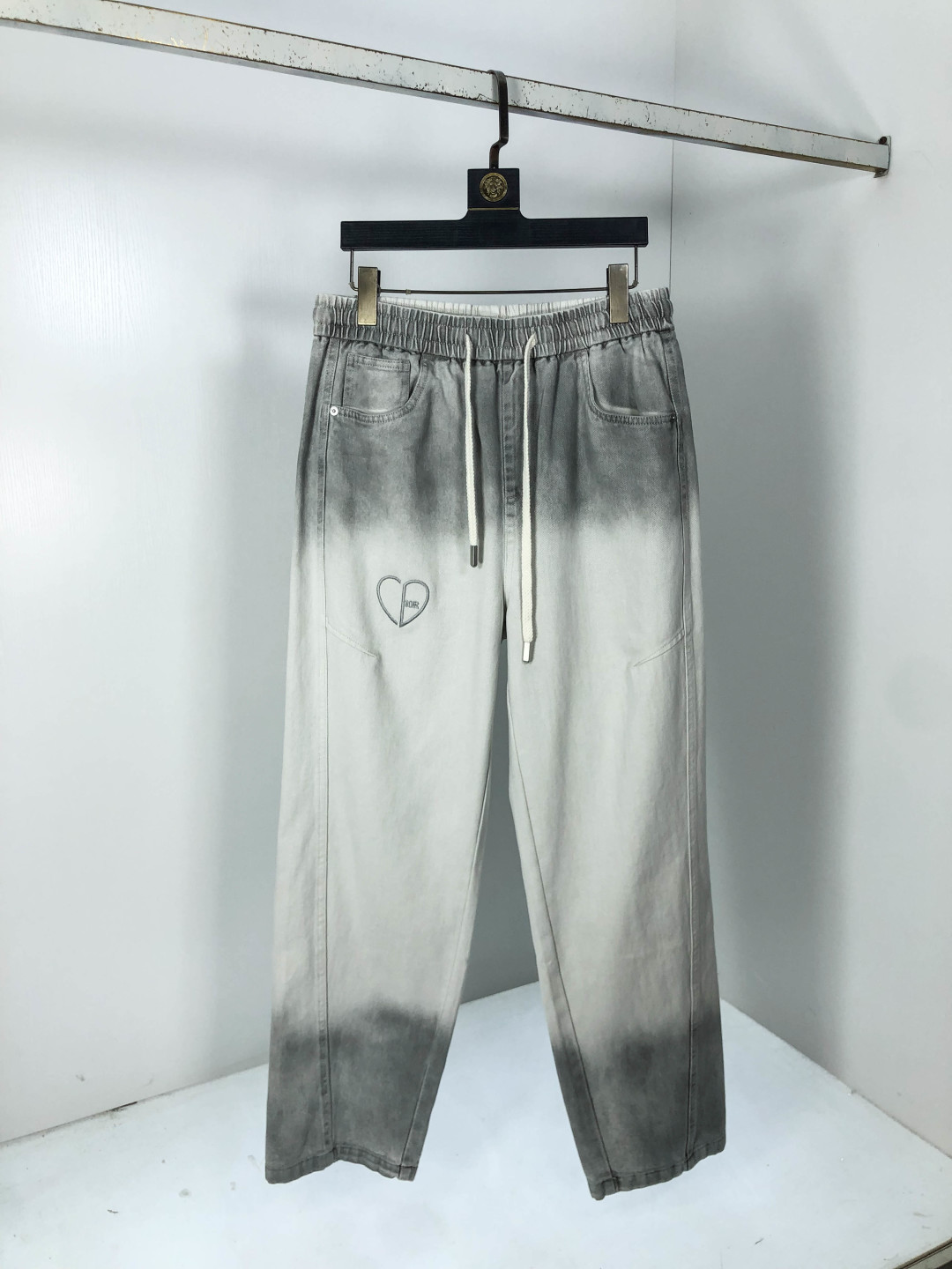 NO:567558,.Dior.2025 new autumn and winter casual work jeans, fashionable and casual, casual version, micro-elastic fabric, the fabric is comfortable and soft, breaking the fabric feel of conventional denim, not stuffy, and very comfortable. Casual and versatile, long-term washing will not deform, and the upper body effect is excellent. Generous and elegant tailoring, the design is constantly innovating but always maintains a noble and elegant style and taste, interpreting fashion charm, fashionable and casual products, counter size 29-36,, dior, jeans, alexander wang19860909.Dior.2025秋冬季新款休闲工装牛仔裤 时尚休闲 休闲版型 微弹力面料 面料舒适柔软,突破常规牛仔的面料手感,不闷热,舒适感极佳.随意百搭 久洗不变形 上身效果极佳.大方优雅的剪裁,设计不断创新却始终保持着高贵优雅的风格和品位 演绎时尚魅惑 时尚休闲佳品 专柜码数29-36,,dior,jeans,alexander wang,Men's clothing