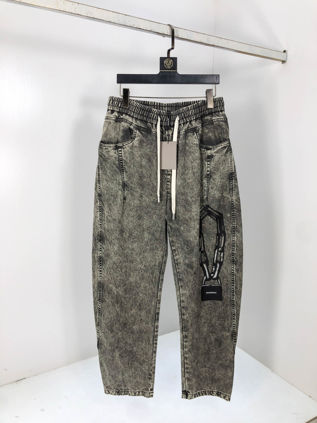 NO:567563,. Balenciaga. 2025 autumn and winter new casual work jeans, fashionable and casual, casual version, micro-elastic fabric. The fabric is comfortable and soft, breaking the fabric feel of conventional denim. It is not stuffy and has excellent comfort. It is casual and versatile. It does not deform after long-term washing. The upper body effect is excellent. Generous and elegant tailoring, the design is constantly innovating but always maintains a noble and elegant style and taste. It interprets fashionable charm. Fashionable and casual products. Counter size 29-36,,balenciaga,jeans,alexander  wang19860909.巴黎世家.2025秋冬季新款休闲工装牛仔裤 时尚休闲 休闲版型 微弹力面料 面料舒适柔软,突破常规牛仔的面料手感,不闷热,舒适感极佳.随意百搭 久洗不变形 上身效果极佳.大方优雅的剪裁,设计不断创新却始终保持着高贵优雅的风格和品位 演绎时尚魅惑 时尚休闲佳品 专柜码数29-36,,balenciaga,jeans,alexander wang,Men's clothing