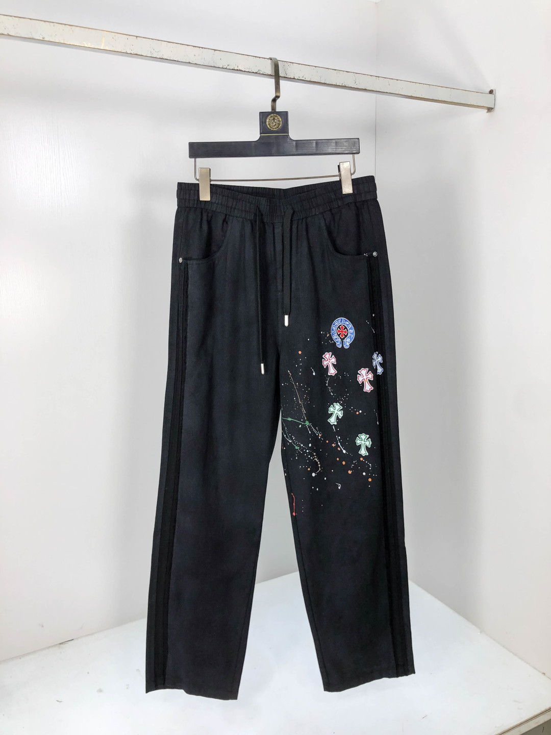 NO:567569,.Croxin. 2025 new autumn and winter casual work jeans, fashionable and casual, casual version, micro-elastic fabric, comfortable and soft fabric, breaking through the conventional denim fabric feel, not stuffy, and extremely comfortable. Casual and versatile, long-term washing will not deform, and the upper body effect is excellent. Generous and elegant tailoring, the design is constantly innovating but always maintains a noble and elegant style and taste, interpreting fashionable charm, fashionable and casual products, counter size 29-36,,chrome hearts,jeans,alexander wang19860909.克罗心.2025秋冬季新款休闲工装牛仔裤 时尚休闲 休闲版型 微弹力面料 面料舒适柔软,突破常规牛仔的面料手感,不闷热,舒适感极佳.随意百搭 久洗不变形 上身效果极佳.大方优雅的剪裁,设计不断创新却始终保持着高贵优雅的风格和品位 演绎时尚魅惑 时尚休闲佳品 专柜码数29-36,,chrome hearts,jeans,alexander wang,Men's clothing