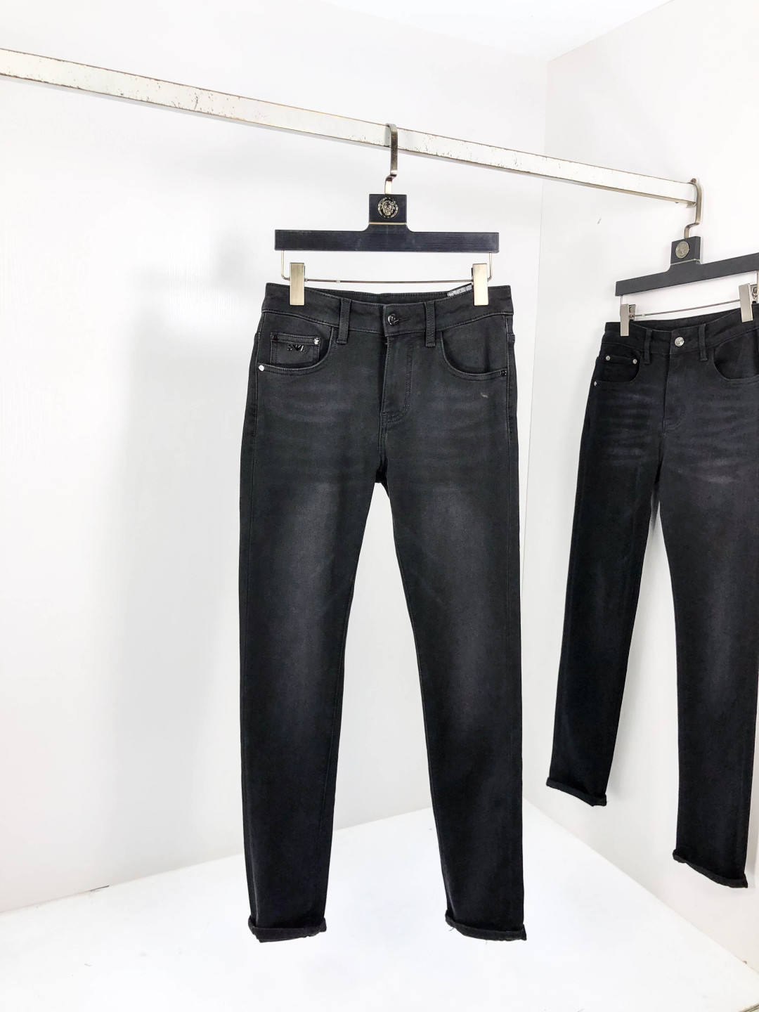 NO:569505,.Armani. 2025 autumn and winter high fashion sense, super soft denim fabric, light-colored washed jeans. The fabric is very special, ultra-fine fine imitation cotton yarn blend, super soft and comfortable. It has the casual and casual feeling of denim, but also has a sense of relaxation and fashion. The cloth surface is refreshing, slightly elastic, super soft and can be worn for a long time. The whole pair of pants is made of traditional hand-rubbing technology, and is washed with natural stone and light fermentation. The details are exquisite.  Size 29-38,,armani,jeans,alexander wang19860909.阿玛尼.2025秋冬高级时装感,超柔牛仔面料 , 浅色洗水牛仔裤. 面料很特殊,超细精仿棉纱混纺,超柔舒适感. 具备牛仔随性感 ,休闲感 ,5亦有轻松感 ,时尚感. 布面清爽,微弹力,超柔穿着时间长, 整条裤子全传统手擦工艺,自然石磨轻酵洗水.细节精致感. 尺码29-38,,armani,jeans,alexander wang,Men's clothing