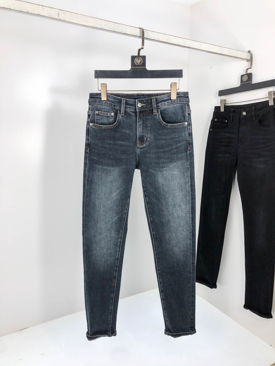 NO:569507,.Croxin. 2025 autumn and winter high fashion sense, super soft denim fabric, light-colored washed jeans. The fabric is very special, ultra-fine fine imitation cotton yarn blend, super soft and comfortable. It has the casual and casual feeling of denim, but also has a sense of relaxation and fashion. The cloth surface is refreshing, slightly elastic, super soft and can be worn for a long time. The whole pair of pants is made of traditional hand-rubbing technology, and is naturally stone-washed with light fermentation water. The details are exquisite. Size 29-38, chrome  hearts,jeans,alexander wang19860909.克罗心.2025秋冬高级时装感,超柔牛仔面料 , 浅色洗水牛仔裤. 面料很特殊,超细精仿棉纱混纺,超柔舒适感. 具备牛仔随性感 ,休闲感 ,5亦有轻松感 ,时尚感. 布面清爽,微弹力,超柔穿着时间长, 整条裤子全传统手擦工艺,自然石磨轻酵洗水.细节精致感. 尺码29-38,,chrome hearts,jeans,alexander wang,Men's clothing