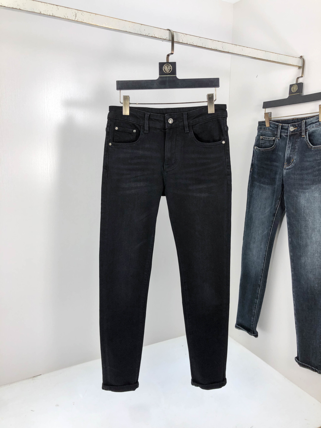 NO:569509,.Lv. 2025 Autumn and Winter high fashion sense, super soft denim fabric, light-colored washed jeans. The fabric is very special, ultra-fine fine imitation cotton yarn blend, super soft and comfortable. It has the casual and casual feel of denim, but also has a sense of relaxation and fashion. The fabric surface is refreshing, slightly elastic, super soft and can be worn for a long time. The whole pair of pants is made of traditional hand-rubbing technology, and is washed with natural stone and light fermentation. The details are exquisite.  Size 29-38,,louis vuitton,jeans,alexander wang19860909.Lv.2025秋冬高级时装感,超柔牛仔面料 , 浅色洗水牛仔裤. 面料很特殊,超细精仿棉纱混纺,超柔舒适感. 具备牛仔随性感 ,休闲感 ,5亦有轻松感 ,时尚感. 布面清爽,微弹力,超柔穿着时间长, 整条裤子全传统手擦工艺,自然石磨轻酵洗水.细节精致感. 尺码29-38,,louis vuitton,jeans,alexander wang,Men's clothing