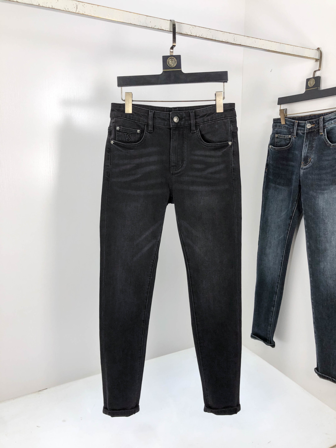 NO:569511,.Versace. 2025 autumn and winter high fashion sense, super soft denim fabric, light-colored washed jeans. The fabric is very special, ultra-fine fine imitation cotton yarn blend, super soft and comfortable. It has the casual and casual feeling of denim, but also has a sense of relaxation and fashion. The cloth surface is refreshing, slightly elastic, super soft and can be worn for a long time. The whole pair of pants is made of traditional hand-rubbing technology, and is washed with natural stone and light fermentation. The details are exquisite.  Size 29-38,,versace,jeans,alexander wang19860909.范思哲.2025秋冬高级时装感,超柔牛仔面料 , 浅色洗水牛仔裤. 面料很特殊,超细精仿棉纱混纺,超柔舒适感. 具备牛仔随性感 ,休闲感 ,5亦有轻松感 ,时尚感. 布面清爽,微弹力,超柔穿着时间长, 整条裤子全传统手擦工艺,自然石磨轻酵洗水.细节精致感. 尺码29-38,,versace,jeans,alexander wang,Men's clothing