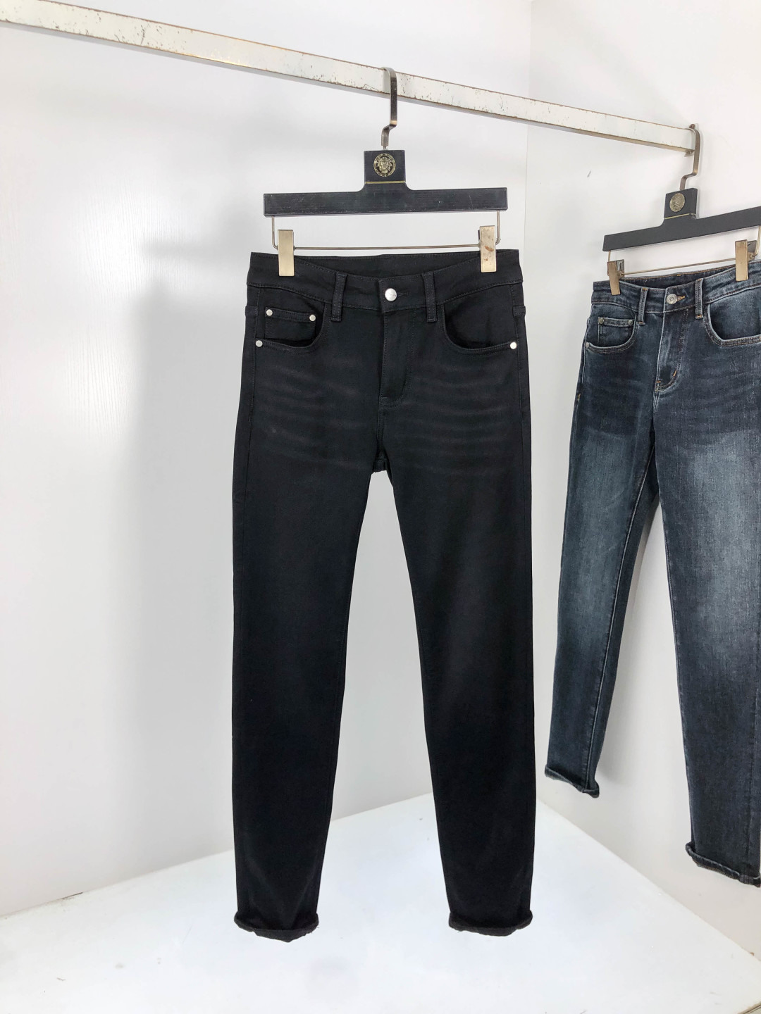 NO:569513,.LUlu.2025 autumn and winter high fashion style, super soft denim fabric, light-colored washed jeans. The fabric is very special, ultra-fine fine imitation cotton yarn blend, super soft and comfortable. It has the casual and casual feel of denim, but also has a relaxed and fashionable feel. The fabric surface is refreshing, slightly elastic, super soft and can be worn for a long time. The entire pair of pants is made of traditional hand-rubbing technology, and is washed with natural stone and light fermentation. The details are exquisite.  Size 29-38,,jeans,alexander wang19860909.LUlu.2025秋冬高级时装感,超柔牛仔面料 , 浅色洗水牛仔裤. 面料很特殊,超细精仿棉纱混纺,超柔舒适感. 具备牛仔随性感 ,休闲感 ,5亦有轻松感 ,时尚感. 布面清爽,微弹力,超柔穿着时间长, 整条裤子全传统手擦工艺,自然石磨轻酵洗水.细节精致感. 尺码29-38,,jeans,alexander wang,Men's clothing