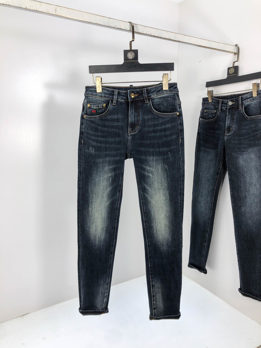 NO:569515,.Gucci.2025 Autumn and Winter high fashion sense, super soft denim fabric, light-colored washed jeans. The fabric is very special, ultra-fine fine imitation cotton yarn blend, super soft and comfortable. It has the casual and casual feel of denim, but also has a sense of relaxation and fashion. The fabric surface is refreshing, slightly elastic, super soft and can be worn for a long time. The entire pair of pants is made of traditional hand-rubbing technology, and is washed with natural stone and light fermentation. The details are exquisite.  Size 29-38,,gucci,jeans,alexander wang19860909.Gucci.2025秋冬高级时装感,超柔牛仔面料 , 浅色洗水牛仔裤. 面料很特殊,超细精仿棉纱混纺,超柔舒适感. 具备牛仔随性感 ,休闲感 ,5亦有轻松感 ,时尚感. 布面清爽,微弹力,超柔穿着时间长, 整条裤子全传统手擦工艺,自然石磨轻酵洗水.细节精致感. 尺码29-38,,gucci,jeans,alexander wang,Men's clothing