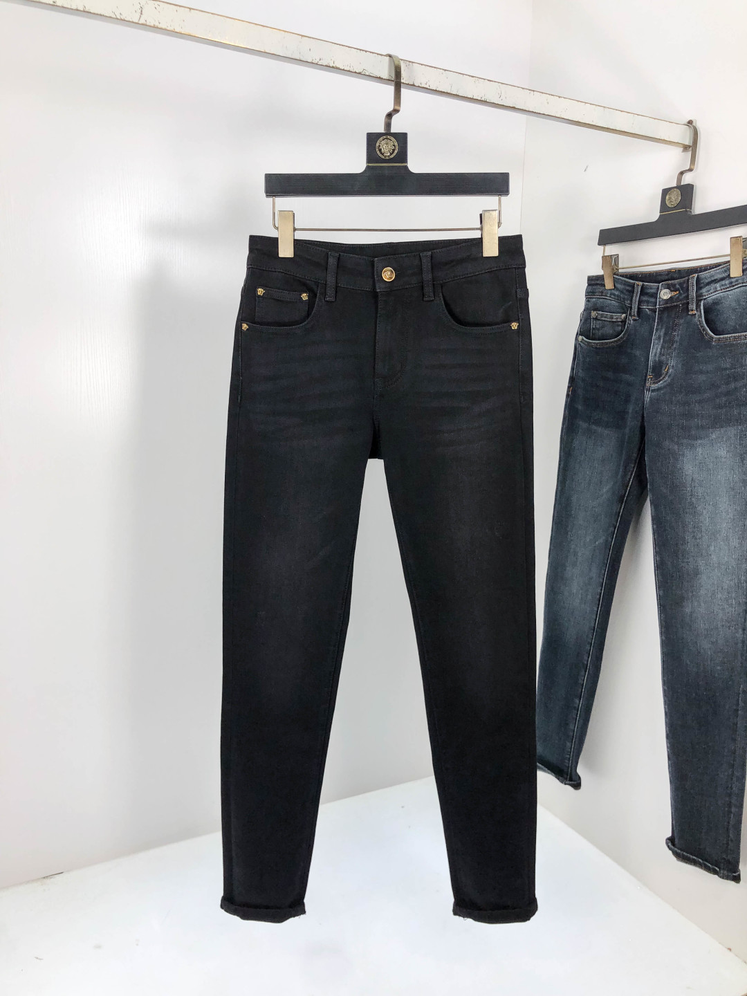 NO:569517,.Versace. 2025 autumn and winter high fashion sense, super soft denim fabric, light-colored washed jeans. The fabric is very special, ultra-fine fine imitation cotton yarn blend, super soft and comfortable. It has the casual and casual feeling of denim, but also has a sense of relaxation and fashion. The cloth surface is refreshing, slightly elastic, super soft and can be worn for a long time. The whole pair of pants is made of traditional hand-rubbing technology, and is washed with natural stone and light fermentation. The details are exquisite.  Size 29-38,,versace,jeans,alexander wang19860909.范思哲.2025秋冬高级时装感,超柔牛仔面料 , 浅色洗水牛仔裤. 面料很特殊,超细精仿棉纱混纺,超柔舒适感. 具备牛仔随性感 ,休闲感 ,5亦有轻松感 ,时尚感. 布面清爽,微弹力,超柔穿着时间长, 整条裤子全传统手擦工艺,自然石磨轻酵洗水.细节精致感. 尺码29-38,,versace,jeans,alexander wang,Men's clothing