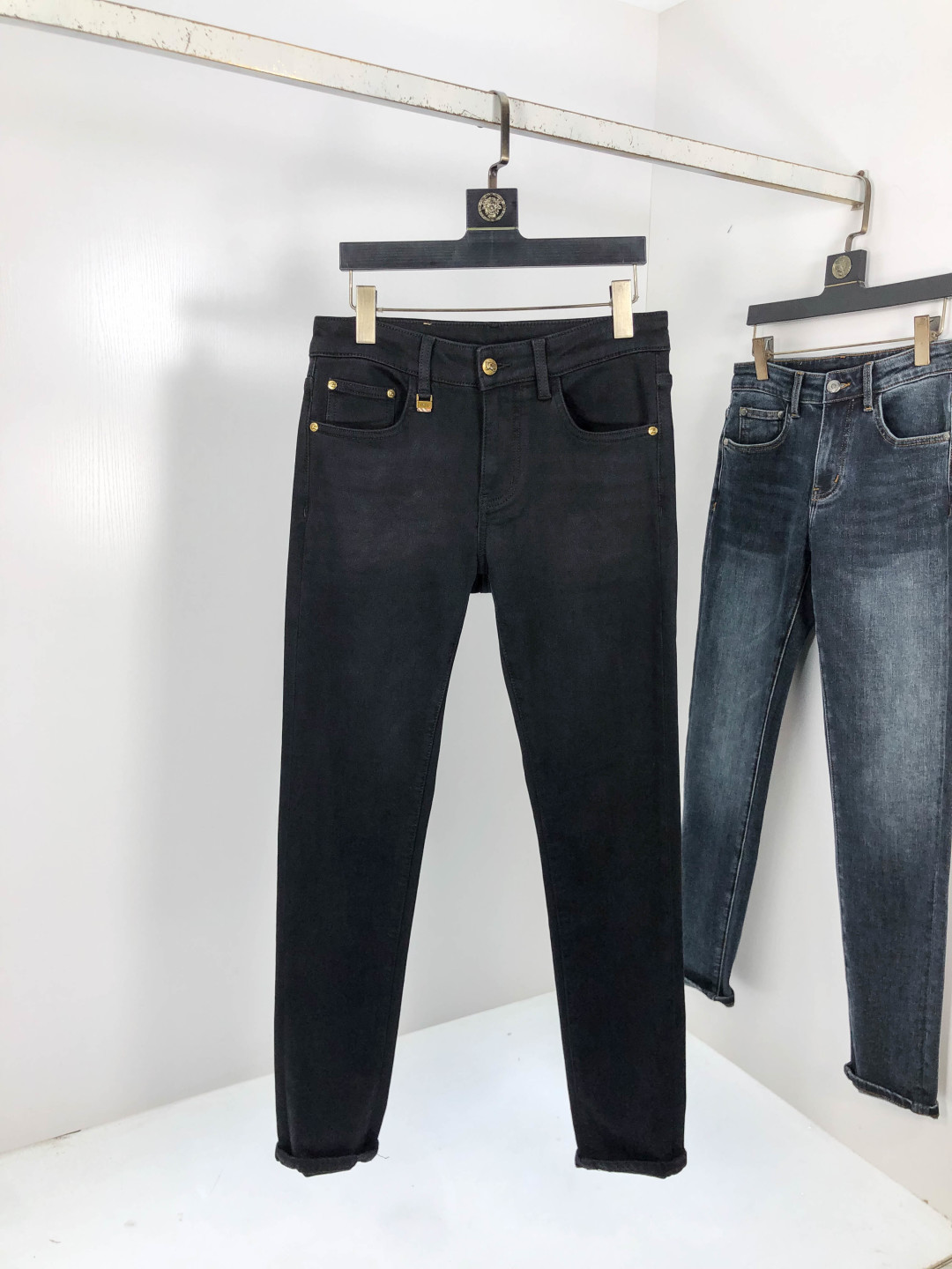 NO:569519,.Burberry. 2025 Autumn and Winter high fashion feel, super soft denim fabric, light-colored washed jeans. The fabric is very special, ultra-fine fine imitation cotton yarn blend, super soft and comfortable. It has the casual and casual feeling of denim, but also has a sense of relaxation and fashion. The cloth surface is refreshing, slightly elastic, super soft and can be worn for a long time. The whole pair of pants is made of traditional hand-rubbing technology, and is washed with natural stone and light fermentation. The details are exquisite.  Size 29-38,,burberry,jeans,alexander wang19860909.巴宝莉.2025秋冬高级时装感,超柔牛仔面料 , 浅色洗水牛仔裤. 面料很特殊,超细精仿棉纱混纺,超柔舒适感. 具备牛仔随性感 ,休闲感 ,5亦有轻松感 ,时尚感. 布面清爽,微弹力,超柔穿着时间长, 整条裤子全传统手擦工艺,自然石磨轻酵洗水.细节精致感. 尺码29-38,,burberry,jeans,alexander wang,Men's clothing