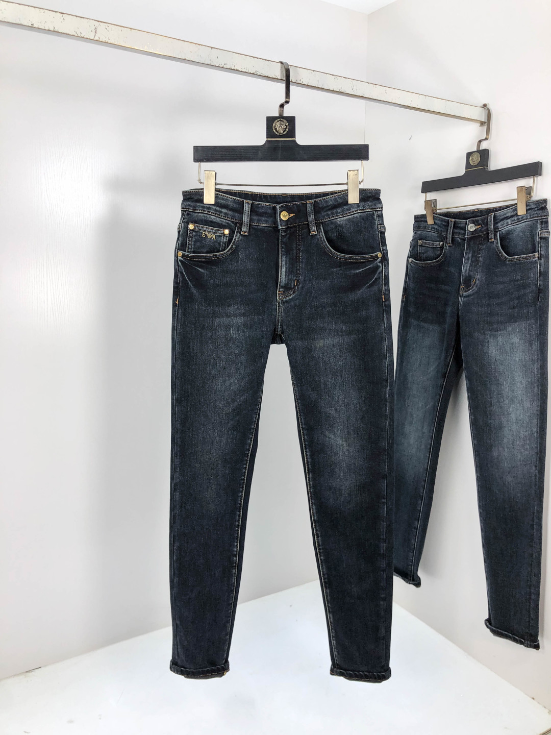 NO:569521,.Armani. 2025 autumn and winter high fashion sense, super soft denim fabric, light-colored washed jeans. The fabric is very special, ultra-fine fine imitation cotton yarn blend, super soft and comfortable. It has the casual and casual feeling of denim, but also has a sense of relaxation and fashion. The cloth surface is refreshing, slightly elastic, super soft and can be worn for a long time. The whole pair of pants is made of traditional hand-rubbing technology, and is washed with natural stone and light fermentation. The details are exquisite.  Size 29-38,,armani,jeans,alexander wang19860909.阿玛尼.2025秋冬高级时装感,超柔牛仔面料 , 浅色洗水牛仔裤. 面料很特殊,超细精仿棉纱混纺,超柔舒适感. 具备牛仔随性感 ,休闲感 ,5亦有轻松感 ,时尚感. 布面清爽,微弹力,超柔穿着时间长, 整条裤子全传统手擦工艺,自然石磨轻酵洗水.细节精致感. 尺码29-38,,armani,jeans,alexander wang,Men's clothing