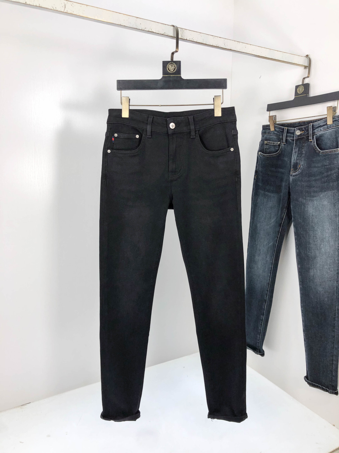 NO:569523,.Gucci.2025 Autumn and Winter high fashion sense, super soft denim fabric, light-colored washed jeans. The fabric is very special, ultra-fine fine imitation cotton yarn blend, super soft and comfortable. It has the casual and casual feel of denim, but also has a sense of relaxation and fashion. The fabric surface is refreshing, slightly elastic, super soft and can be worn for a long time. The entire pair of pants is made of traditional hand-rubbing technology, and is washed with natural stone and light fermentation. The details are exquisite.  Size 29-38,,gucci,jeans,alexander wang19860909.Gucci.2025秋冬高级时装感,超柔牛仔面料 , 浅色洗水牛仔裤. 面料很特殊,超细精仿棉纱混纺,超柔舒适感. 具备牛仔随性感 ,休闲感 ,5亦有轻松感 ,时尚感. 布面清爽,微弹力,超柔穿着时间长, 整条裤子全传统手擦工艺,自然石磨轻酵洗水.细节精致感. 尺码29-38,,gucci,jeans,alexander wang,Men's clothing