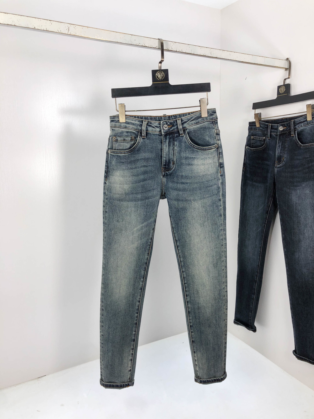 NO:569508,.Armani. 2025 autumn and winter high fashion sense, super soft denim fabric, light-colored washed jeans. The fabric is very special, ultra-fine fine imitation cotton yarn blend, super soft and comfortable. It has the casual and casual feeling of denim, but also has a sense of relaxation and fashion. The cloth surface is refreshing, slightly elastic, super soft and can be worn for a long time. The whole pair of pants is made of traditional hand-rubbing technology, and is washed with natural stone and light fermentation. The details are exquisite.  Size 29-38,,armani,jeans,alexander wang19860909.阿玛尼.2025秋冬高级时装感,超柔牛仔面料 , 浅色洗水牛仔裤. 面料很特殊,超细精仿棉纱混纺,超柔舒适感. 具备牛仔随性感 ,休闲感 ,5亦有轻松感 ,时尚感. 布面清爽,微弹力,超柔穿着时间长, 整条裤子全传统手擦工艺,自然石磨轻酵洗水.细节精致感. 尺码29-38,,armani,jeans,alexander wang,Men's clothing