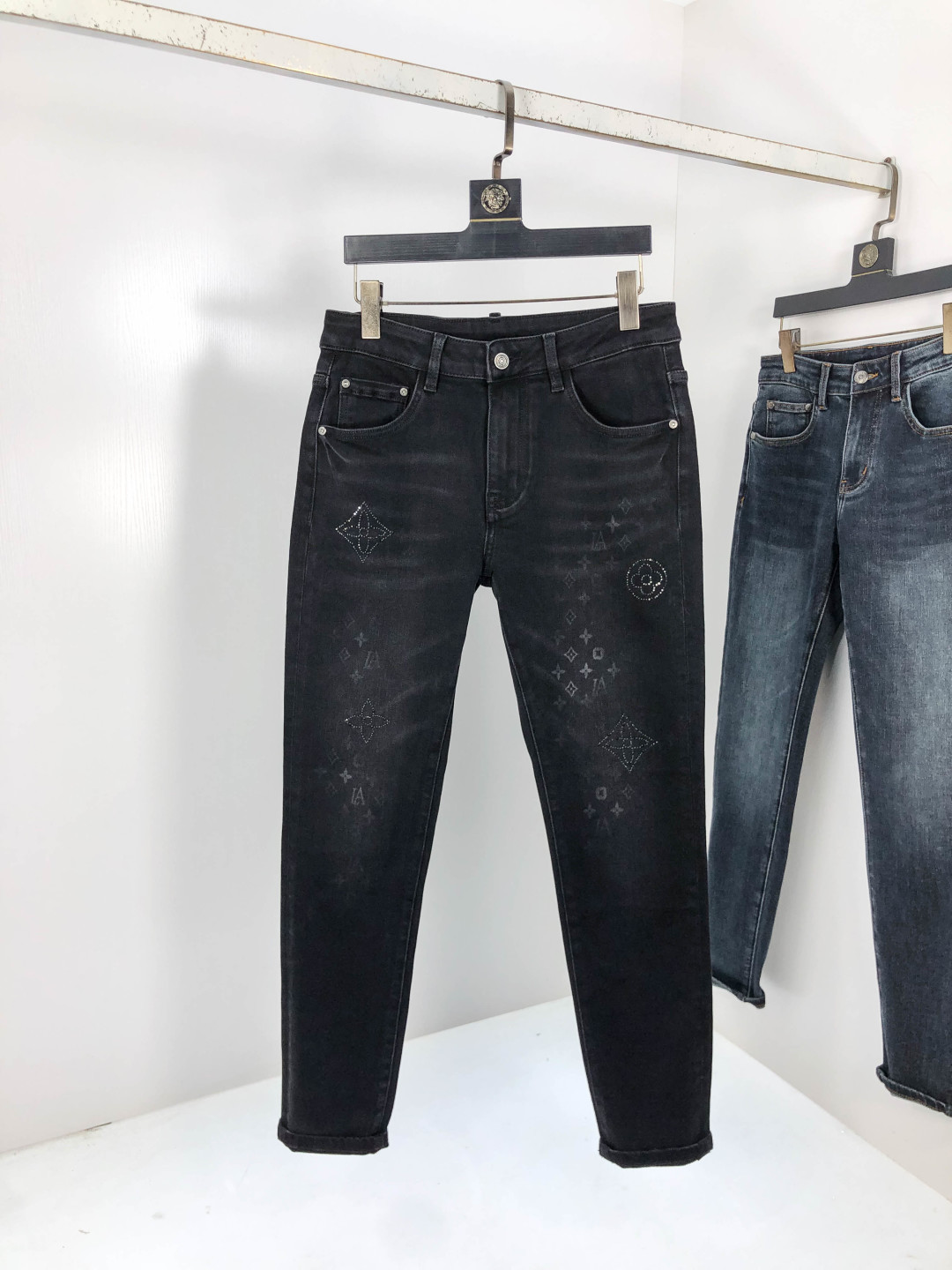 NO:569510,.LV.2025 Autumn and Winter high fashion sense, super soft denim fabric, light-colored washed jeans. The fabric is very special, ultra-fine fine imitation cotton yarn blend, super soft and comfortable. It has the casual and casual feeling of denim, but also has a sense of relaxation and fashion. The fabric surface is refreshing, slightly elastic, super soft and can be worn for a long time. The whole pair of trousers is made of traditional hand-rubbing technology, and is naturally stone-ground and lightly washed. The details are exquisite. Size 29-38, Louis  vuitton,jeans,alexander wang19860909.LV.2025秋冬高级时装感,超柔牛仔面料 , 浅色洗水牛仔裤. 面料很特殊,超细精仿棉纱混纺,超柔舒适感. 具备牛仔随性感 ,休闲感 ,5亦有轻松感 ,时尚感. 布面清爽,微弹力,超柔穿着时间长, 整条裤子全传统手擦工艺,自然石磨轻酵洗水.细节精致感. 尺码29-38,,louis vuitton,jeans,alexander wang,Men's clothing