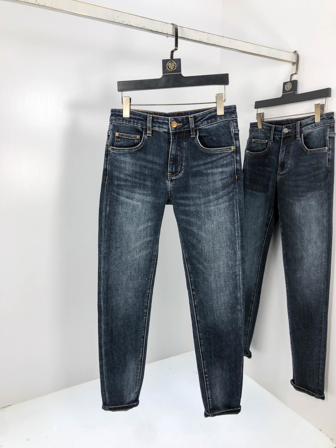 NO:569516,.Gucci.2025 Autumn and Winter high fashion sense, super soft denim fabric, light-colored washed jeans. The fabric is very special, ultra-fine fine imitation cotton yarn blend, super soft and comfortable. It has the casual and casual feel of denim, but also has a sense of relaxation and fashion. The fabric surface is refreshing, slightly elastic, super soft and can be worn for a long time. The entire pair of pants is made of traditional hand-rubbing technology, and is washed with natural stone and light fermentation. The details are exquisite.  Size 29-38,,gucci,jeans,alexander wang19860909.Gucci.2025秋冬高级时装感,超柔牛仔面料 , 浅色洗水牛仔裤. 面料很特殊,超细精仿棉纱混纺,超柔舒适感. 具备牛仔随性感 ,休闲感 ,5亦有轻松感 ,时尚感. 布面清爽,微弹力,超柔穿着时间长, 整条裤子全传统手擦工艺,自然石磨轻酵洗水.细节精致感. 尺码29-38,,gucci,jeans,alexander wang,Men's clothing