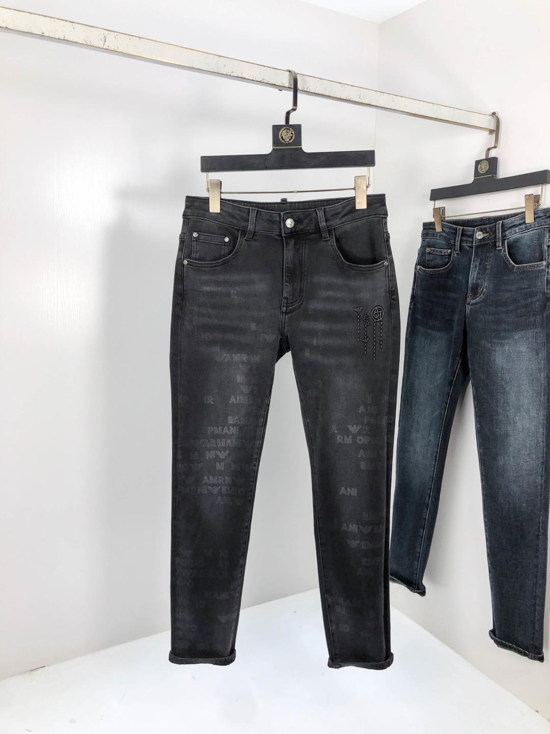 NO:569518,.Armani. 2025 autumn and winter high fashion sense, super soft denim fabric, light-colored washed jeans. The fabric is very special, ultra-fine fine imitation cotton yarn blend, super soft and comfortable. It has the casual and casual feeling of denim, but also has a sense of relaxation and fashion. The cloth surface is refreshing, slightly elastic, super soft and can be worn for a long time. The whole pair of pants is made of traditional hand-rubbing technology, and is washed with natural stone and light fermentation. The details are exquisite.  Size 29-38,,armani,jeans,alexander wang19860909.阿玛尼.2025秋冬高级时装感,超柔牛仔面料 , 浅色洗水牛仔裤. 面料很特殊,超细精仿棉纱混纺,超柔舒适感. 具备牛仔随性感 ,休闲感 ,5亦有轻松感 ,时尚感. 布面清爽,微弹力,超柔穿着时间长, 整条裤子全传统手擦工艺,自然石磨轻酵洗水.细节精致感. 尺码29-38,,armani,jeans,alexander wang,Men's clothing