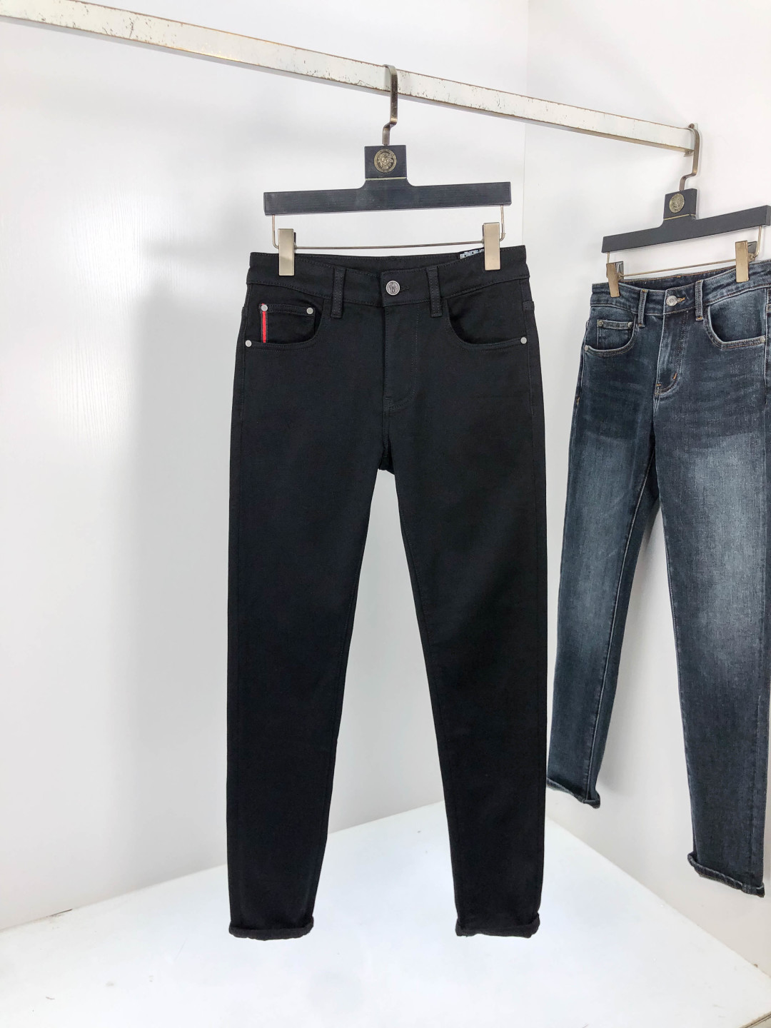 NO:569520,.Mask. 2025 autumn and winter high fashion style, super soft denim fabric, light washed jeans. The fabric is very special, super fine imitation cotton yarn blend, super soft and comfortable. It has the casual and casual feel of denim, but also has a sense of relaxation and fashion. The fabric surface is refreshing, slightly elastic, super soft and can be worn for a long time. The whole pair of pants is made of traditional hand-rubbing technology, and is washed with natural stone and light fermentation. The details are exquisite.  Size 29-38,,Moncler,jeans,alexander wang19860909.蒙口.2025秋冬高级时装感,超柔牛仔面料 , 浅色洗水牛仔裤. 面料很特殊,超细精仿棉纱混纺,超柔舒适感. 具备牛仔随性感 ,休闲感 ,5亦有轻松感 ,时尚感. 布面清爽,微弹力,超柔穿着时间长, 整条裤子全传统手擦工艺,自然石磨轻酵洗水.细节精致感. 尺码29-38,,Moncler,jeans,alexander wang,Men's clothing