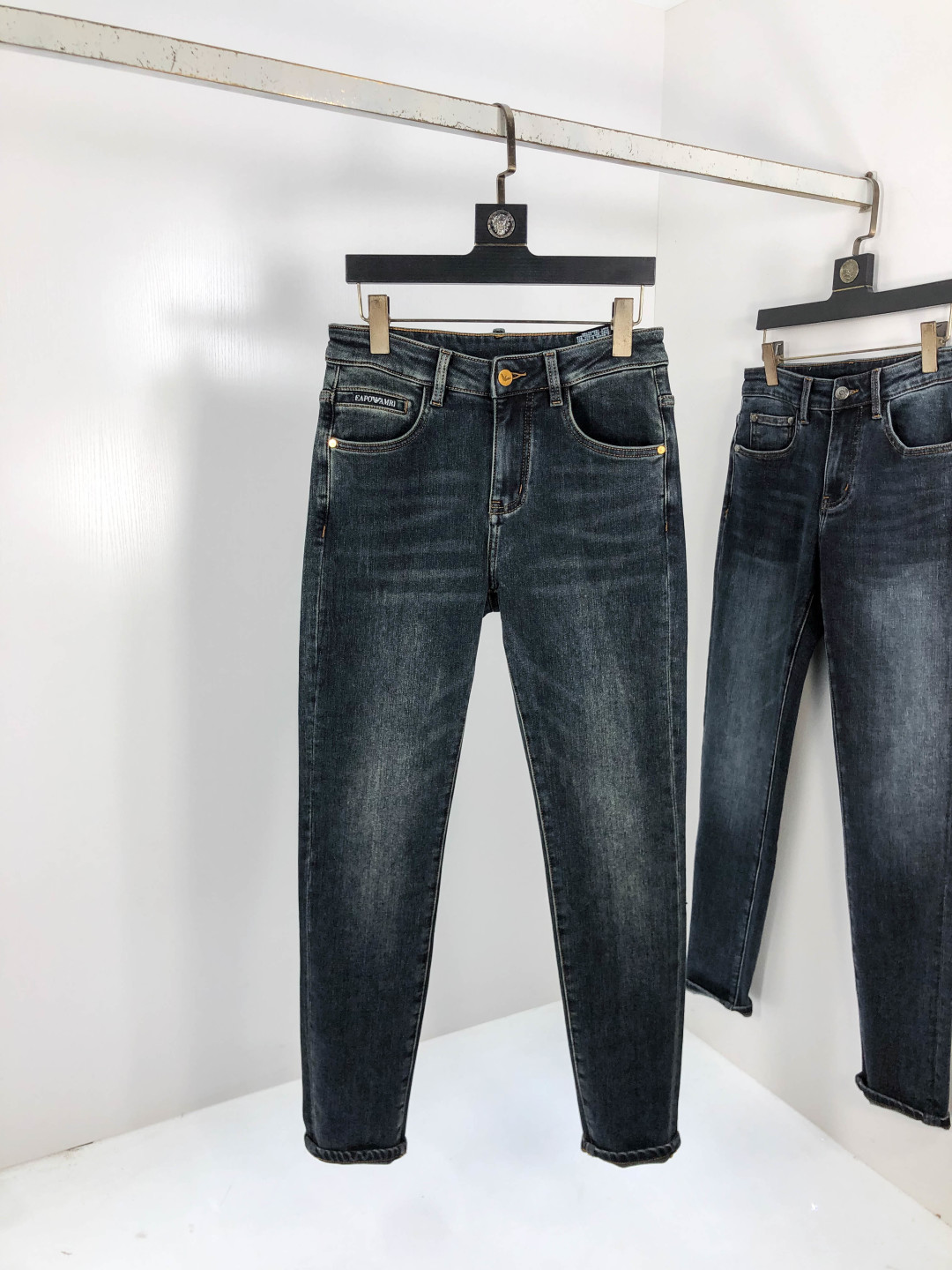 NO:569522,.Armani. 2025 autumn and winter high fashion sense, super soft denim fabric, light-colored washed jeans. The fabric is very special, ultra-fine fine imitation cotton yarn blend, super soft and comfortable. It has the casual and casual feeling of denim, but also has a sense of relaxation and fashion. The cloth surface is refreshing, slightly elastic, super soft and can be worn for a long time. The whole pair of pants is made of traditional hand-rubbing technology, and is washed with natural stone and light fermentation. The details are exquisite.  Size 29-38,,armani,jeans,alexander wang19860909.阿玛尼.2025秋冬高级时装感,超柔牛仔面料 , 浅色洗水牛仔裤. 面料很特殊,超细精仿棉纱混纺,超柔舒适感. 具备牛仔随性感 ,休闲感 ,5亦有轻松感 ,时尚感. 布面清爽,微弹力,超柔穿着时间长, 整条裤子全传统手擦工艺,自然石磨轻酵洗水.细节精致感. 尺码29-38,,armani,jeans,alexander wang,Men's clothing