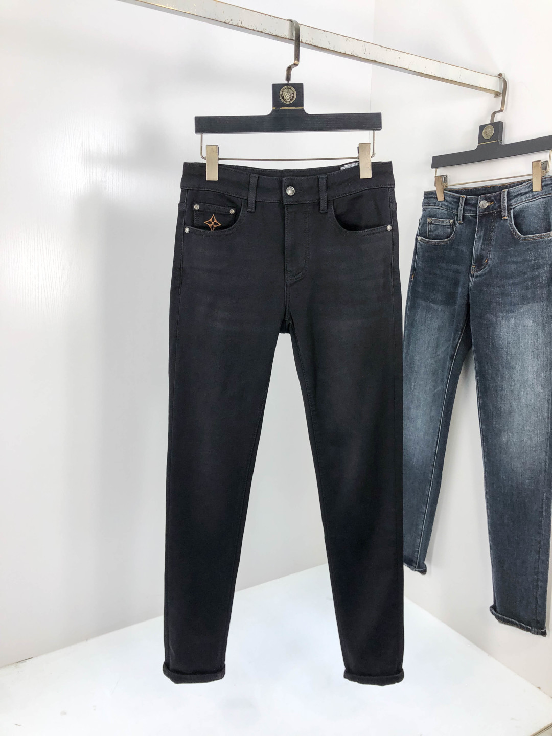 NO:569525,.Lv. 2025 Autumn and Winter high fashion sense, super soft denim fabric, light-colored washed jeans. The fabric is very special, ultra-fine fine imitation cotton yarn blend, super soft and comfortable. It has the casual and casual feel of denim, but also has a sense of relaxation and fashion. The fabric surface is refreshing, slightly elastic, super soft and can be worn for a long time. The whole pair of pants is made of traditional hand-rubbing technology, and is washed with natural stone and light fermentation. The details are exquisite.  Size 29-38,,louis vuitton,jeans,alexander wang19860909.Lv.2025秋冬高级时装感,超柔牛仔面料 , 浅色洗水牛仔裤. 面料很特殊,超细精仿棉纱混纺,超柔舒适感. 具备牛仔随性感 ,休闲感 ,5亦有轻松感 ,时尚感. 布面清爽,微弹力,超柔穿着时间长, 整条裤子全传统手擦工艺,自然石磨轻酵洗水.细节精致感. 尺码29-38,,louis vuitton,jeans,alexander wang,Men's clothing