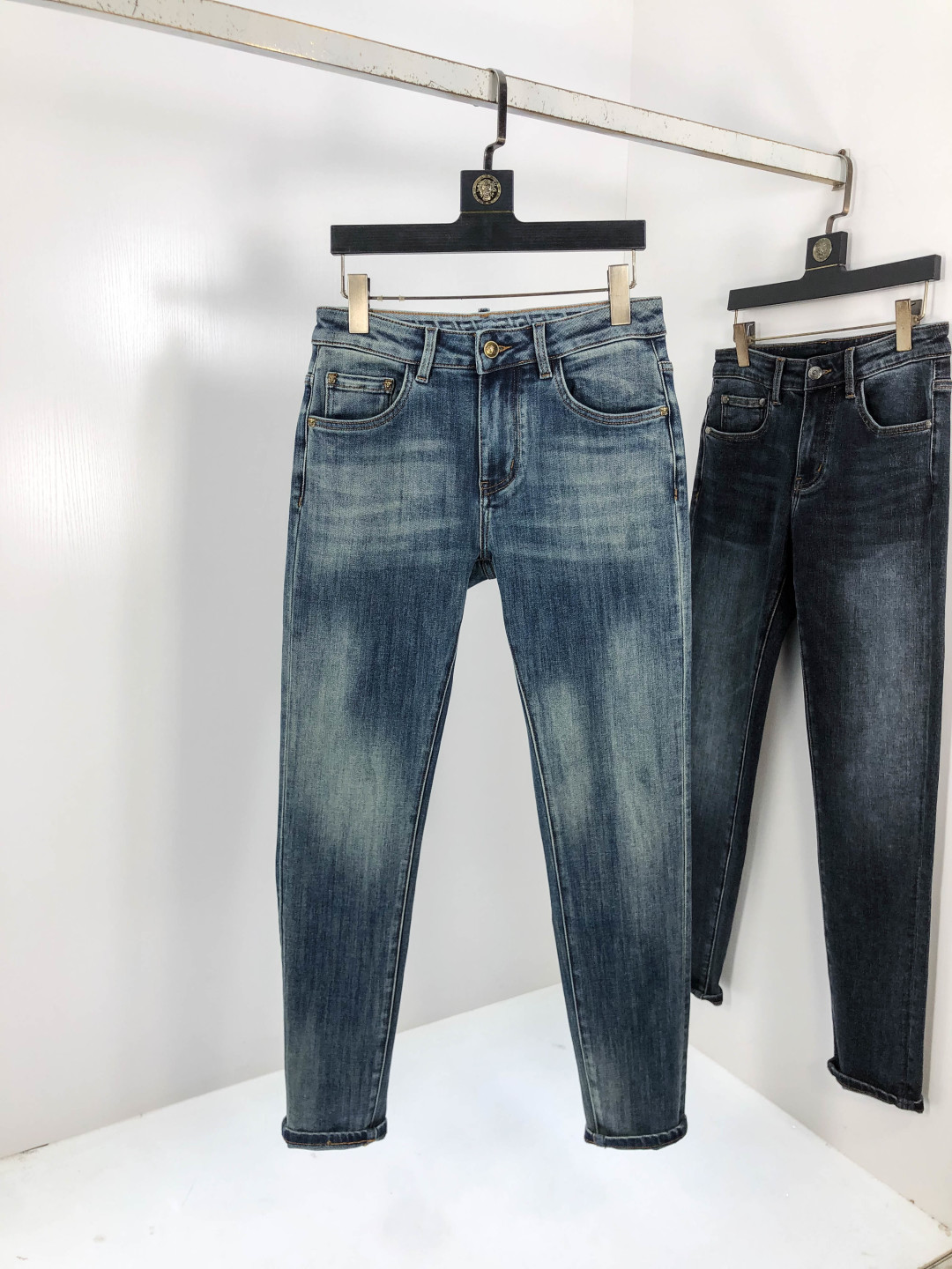 NO:569526,.Versace. 2025 autumn and winter high fashion sense, super soft denim fabric, light-colored washed jeans. The fabric is very special, ultra-fine fine imitation cotton yarn blend, super soft and comfortable. It has the casual and casual feeling of denim, but also has a sense of relaxation and fashion. The cloth surface is refreshing, slightly elastic, super soft and can be worn for a long time. The whole pair of pants is made of traditional hand-rubbing technology, and is washed with natural stone and light fermentation. The details are exquisite.  Size 29-38,,versace,jeans,alexander wang19860909.范思哲.2025秋冬高级时装感,超柔牛仔面料 , 浅色洗水牛仔裤. 面料很特殊,超细精仿棉纱混纺,超柔舒适感. 具备牛仔随性感 ,休闲感 ,5亦有轻松感 ,时尚感. 布面清爽,微弹力,超柔穿着时间长, 整条裤子全传统手擦工艺,自然石磨轻酵洗水.细节精致感. 尺码29-38,,versace,jeans,alexander wang,Men's clothing