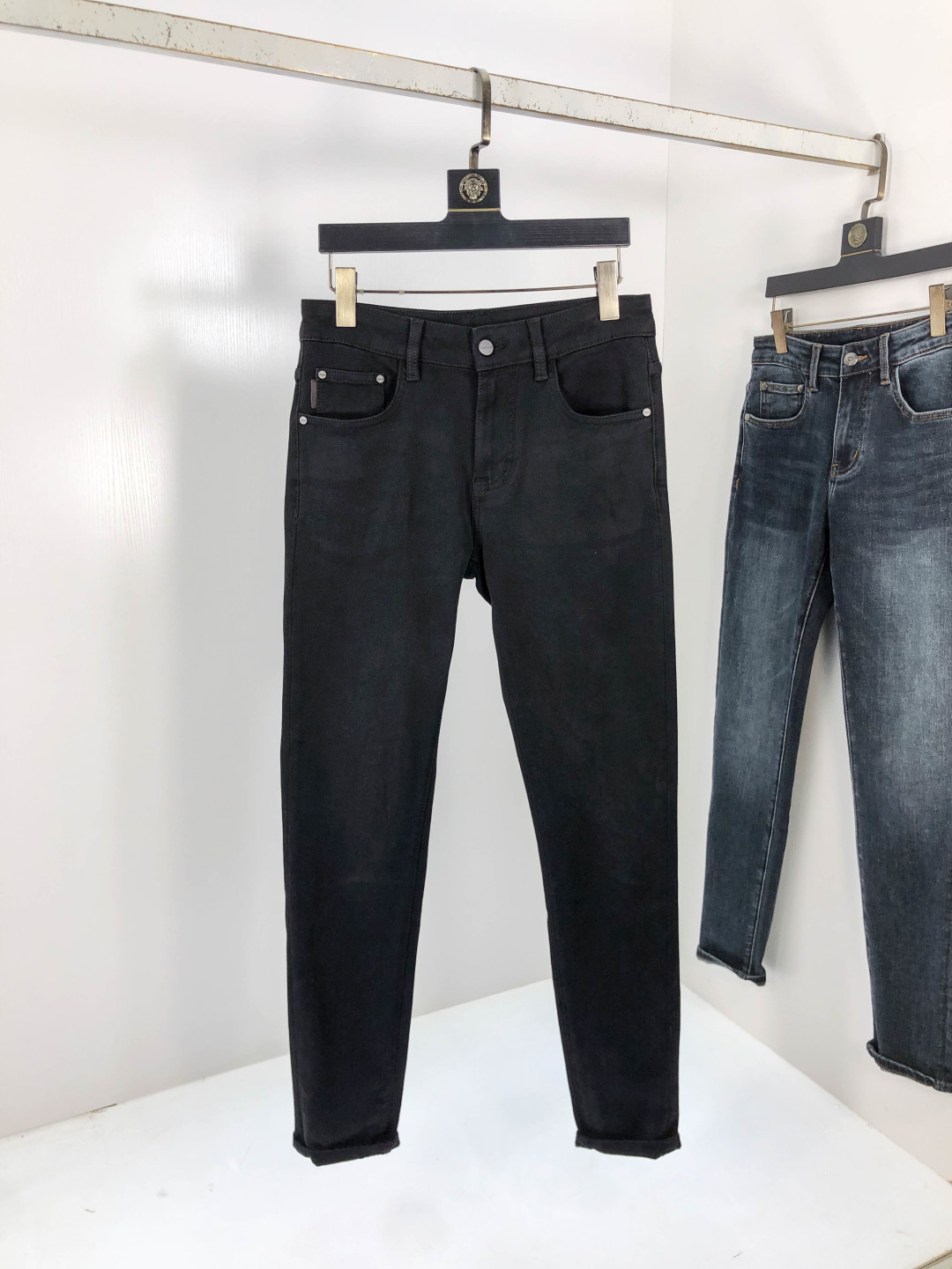 NO:569529,.Balenciaga. 2025 autumn and winter high fashion sense, super soft denim fabric, light-colored washed jeans. The fabric is very special, ultra-fine fine imitation cotton yarn blend, super soft and comfortable. It has the casual and casual feel of denim, but also has a sense of relaxation and fashion. The cloth surface is refreshing, slightly elastic, super soft and can be worn for a long time. The whole pair of pants is made of traditional hand-rubbing technology, and is washed with natural stone and light fermentation. The details are exquisite.  Size 29-38,,balenciaga,jeans,alexander wang19860909.巴黎世家.2025秋冬高级时装感,超柔牛仔面料 , 浅色洗水牛仔裤. 面料很特殊,超细精仿棉纱混纺,超柔舒适感. 具备牛仔随性感 ,休闲感 ,5亦有轻松感 ,时尚感. 布面清爽,微弹力,超柔穿着时间长, 整条裤子全传统手擦工艺,自然石磨轻酵洗水.细节精致感. 尺码29-38,,balenciaga,jeans,alexander wang,Men's clothing