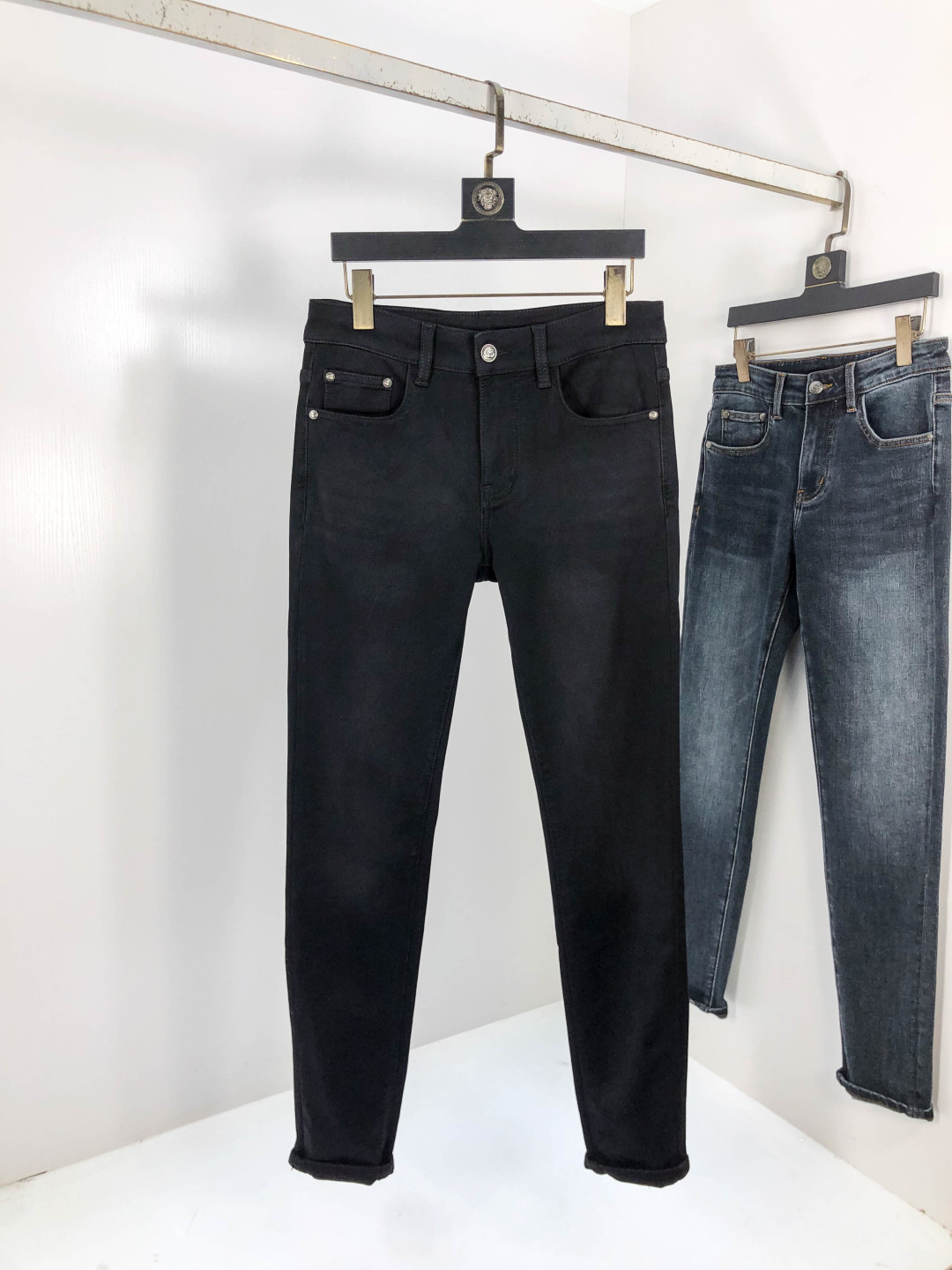 NO:569532,.Gucci.2025 Autumn and Winter high fashion sense, super soft denim fabric, light-colored washed jeans. The fabric is very special, ultra-fine fine imitation cotton yarn blend, super soft and comfortable. It has the casual and casual feel of denim, but also has a sense of relaxation and fashion. The fabric surface is refreshing, slightly elastic, super soft and can be worn for a long time. The entire pair of pants is made of traditional hand-rubbing technology, and is washed with natural stone and light fermentation. The details are exquisite.  Size 29-38,,gucci,jeans,alexander wang19860909.Gucci.2025秋冬高级时装感,超柔牛仔面料 , 浅色洗水牛仔裤. 面料很特殊,超细精仿棉纱混纺,超柔舒适感. 具备牛仔随性感 ,休闲感 ,5亦有轻松感 ,时尚感. 布面清爽,微弹力,超柔穿着时间长, 整条裤子全传统手擦工艺,自然石磨轻酵洗水.细节精致感. 尺码29-38,,gucci,jeans,alexander wang,Men's clothing