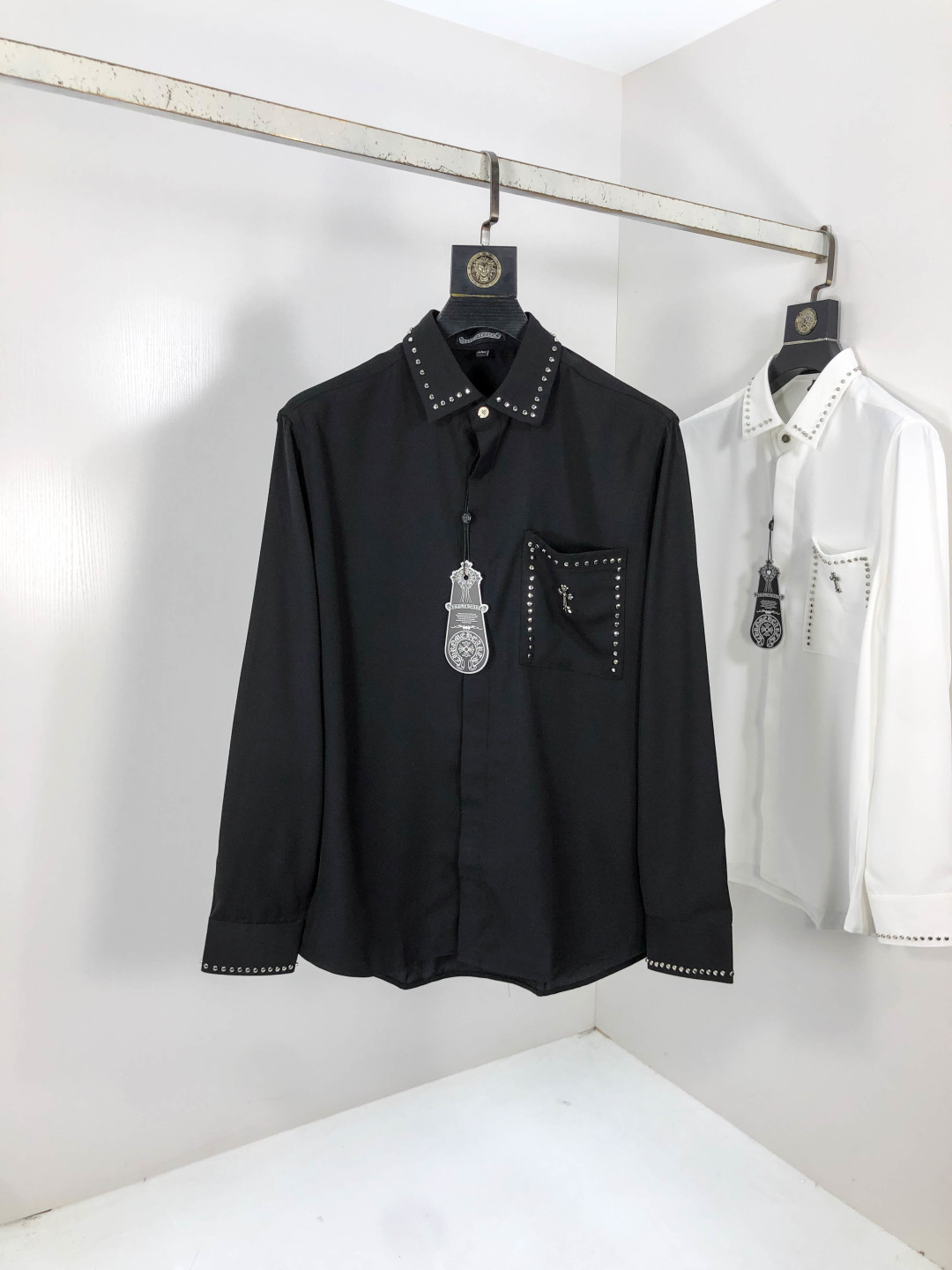 NO:569535,.Cro Xin. The new fashionable men's long-sleeved shirt for all seasons uses high-end top-grade fabrics. It will never pill. It is comfortable and refined, and has excellent upper body effects. The original logo of the luxury brand fully reflects the temperament and taste of men. Fashionable and elegant. Noble heritage. L Simple and delicate design. Perfect tailoring. Meticulous materials. Soft and comfortable feel. Gorgeous colors, highlighting the atmosphere!  Counter size M-3XL.m wears 175/130 pounds,,chrome hearts,alexander wang19860909.克罗心. 四季款时尚新品男士长袖衬衣 同步采用高档顶级面料 绝不起球 舒适精致,上身效果极佳 奢华品牌原版LOGO搭配 充分体现男人的气质与品位 时尚优雅 贵族底蕴 L简洁细腻的设计 裁剪完美 用料一丝不苟 手感柔软舒适 华丽色彩 彰显大气！专柜尺码M-3XL.m穿175/130斤,,chrome hearts,alexander wang,Men's clothing