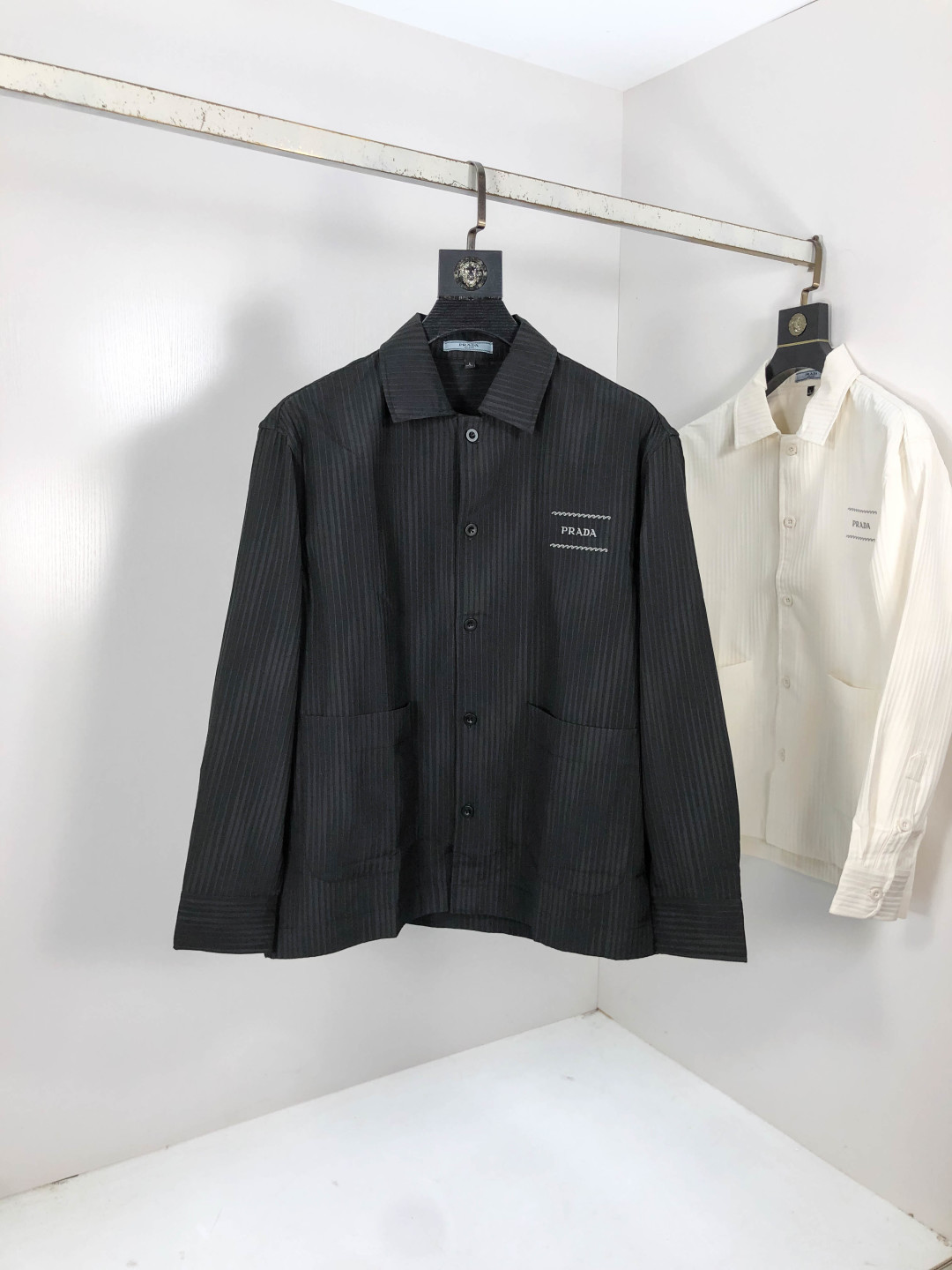 NO:569538,.Prada. Four seasons new fashionable men's long-sleeved shirt. Made of high-end top-grade fabrics. No pilling. Comfortable and exquisite, with excellent upper body effect. The original LOGO of the luxury brand fully reflects the temperament and taste of men. Fashionable and elegant. Noble heritage. L Simple and delicate design. Perfect tailoring. Meticulous materials. Soft and comfortable feel. Gorgeous colors, highlighting the atmosphere!  Counter size M-3XL.m wears 175/130 pounds, prada, alexander wang19860909.普拉达. 四季款时尚新品男士长袖衬衣 同步采用高档顶级面料 绝不起球 舒适精致,上身效果极佳 奢华品牌原版LOGO搭配 充分体现男人的气质与品位 时尚优雅 贵族底蕴 L简洁细腻的设计 裁剪完美 用料一丝不苟 手感柔软舒适 华丽色彩 彰显大气！专柜尺码M-3XL.m穿175/130斤,,prada,alexander wang,Men's clothing