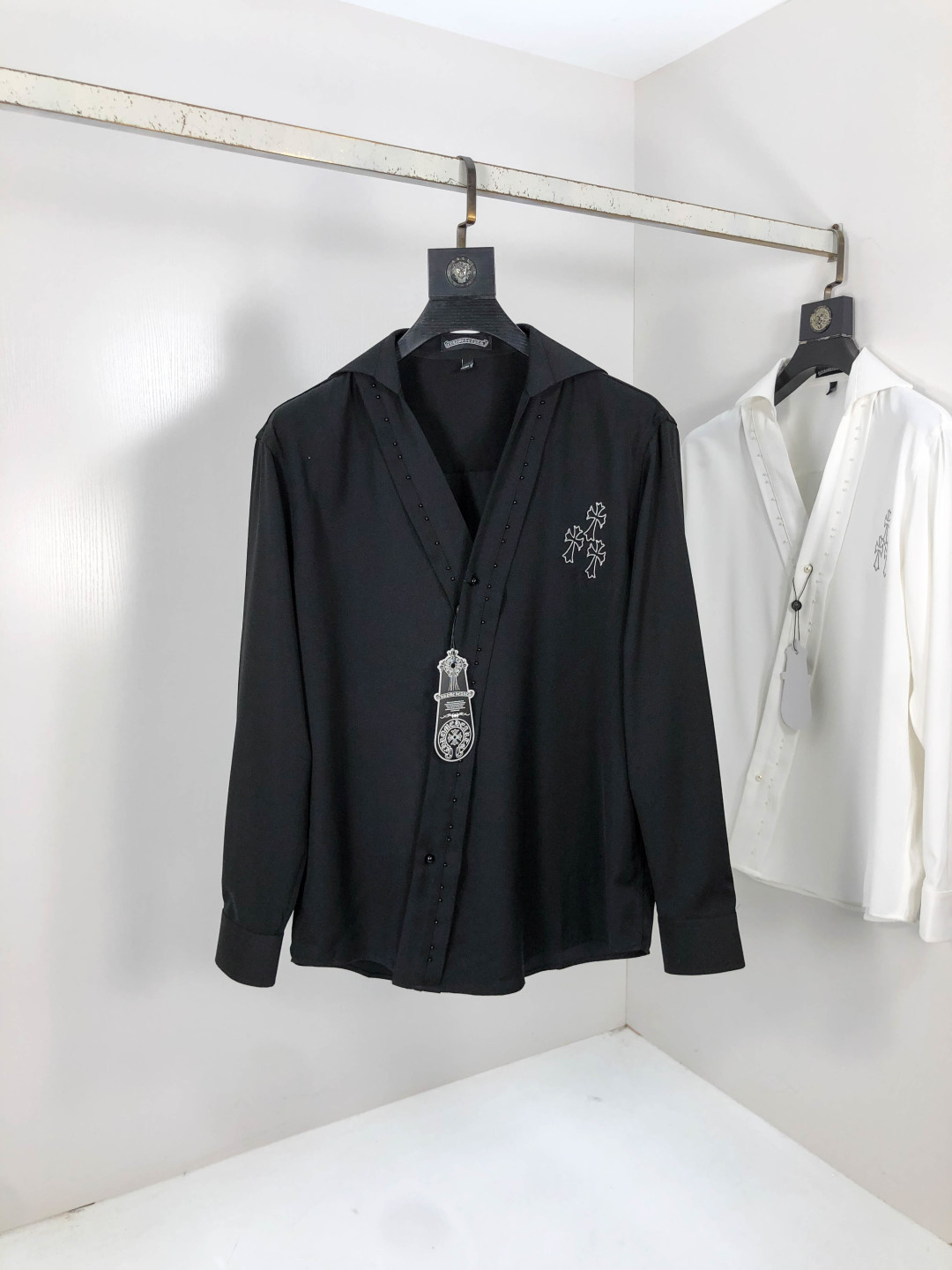 NO:569541,.Cro Xin. The new fashionable men's long-sleeved shirt for all seasons uses high-end top-grade fabrics. It will never pill. It is comfortable and refined, and has excellent upper body effects. The original logo of the luxury brand fully reflects the temperament and taste of men. Fashionable and elegant. Noble heritage. L Simple and delicate design. Perfect tailoring. Meticulous materials. Soft and comfortable feel. Gorgeous colors, highlighting the atmosphere!  Counter size M-3XL.m wears 175/130 pounds,,chrome hearts,alexander wang19860909.克罗心. 四季款时尚新品男士长袖衬衣 同步采用高档顶级面料 绝不起球 舒适精致,上身效果极佳 奢华品牌原版LOGO搭配 充分体现男人的气质与品位 时尚优雅 贵族底蕴 L简洁细腻的设计 裁剪完美 用料一丝不苟 手感柔软舒适 华丽色彩 彰显大气！专柜尺码M-3XL.m穿175/130斤,,chrome hearts,alexander wang,Men's clothing