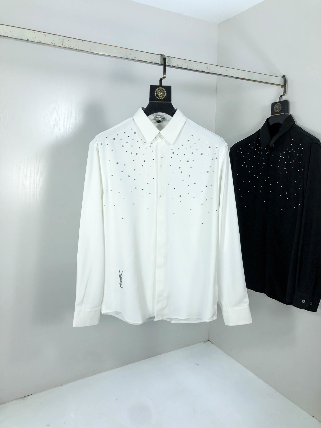 NO:569544,.Yves Saint Laurent. Four seasons new fashionable men's long-sleeved shirt. Made of high-end top-grade fabrics. No pilling. Comfortable and refined, with excellent upper body effect. The original LOGO of the luxury brand fully reflects the temperament and taste of men. Fashionable and elegant. Noble heritage. L Simple and delicate design. Perfect tailoring. Meticulous materials. Soft and comfortable feel. Gorgeous colors, highlighting the atmosphere!  Counter size M-3XL.m wears 175/130 pounds, saint laurent, alexander wang19860909.圣罗兰. 四季款时尚新品男士长袖衬衣 同步采用高档顶级面料 绝不起球 舒适精致,上身效果极佳 奢华品牌原版LOGO搭配 充分体现男人的气质与品位 时尚优雅 贵族底蕴 L简洁细腻的设计 裁剪完美 用料一丝不苟 手感柔软舒适 华丽色彩 彰显大气！专柜尺码M-3XL.m穿175/130斤,,saint laurent,alexander wang,Men's clothing